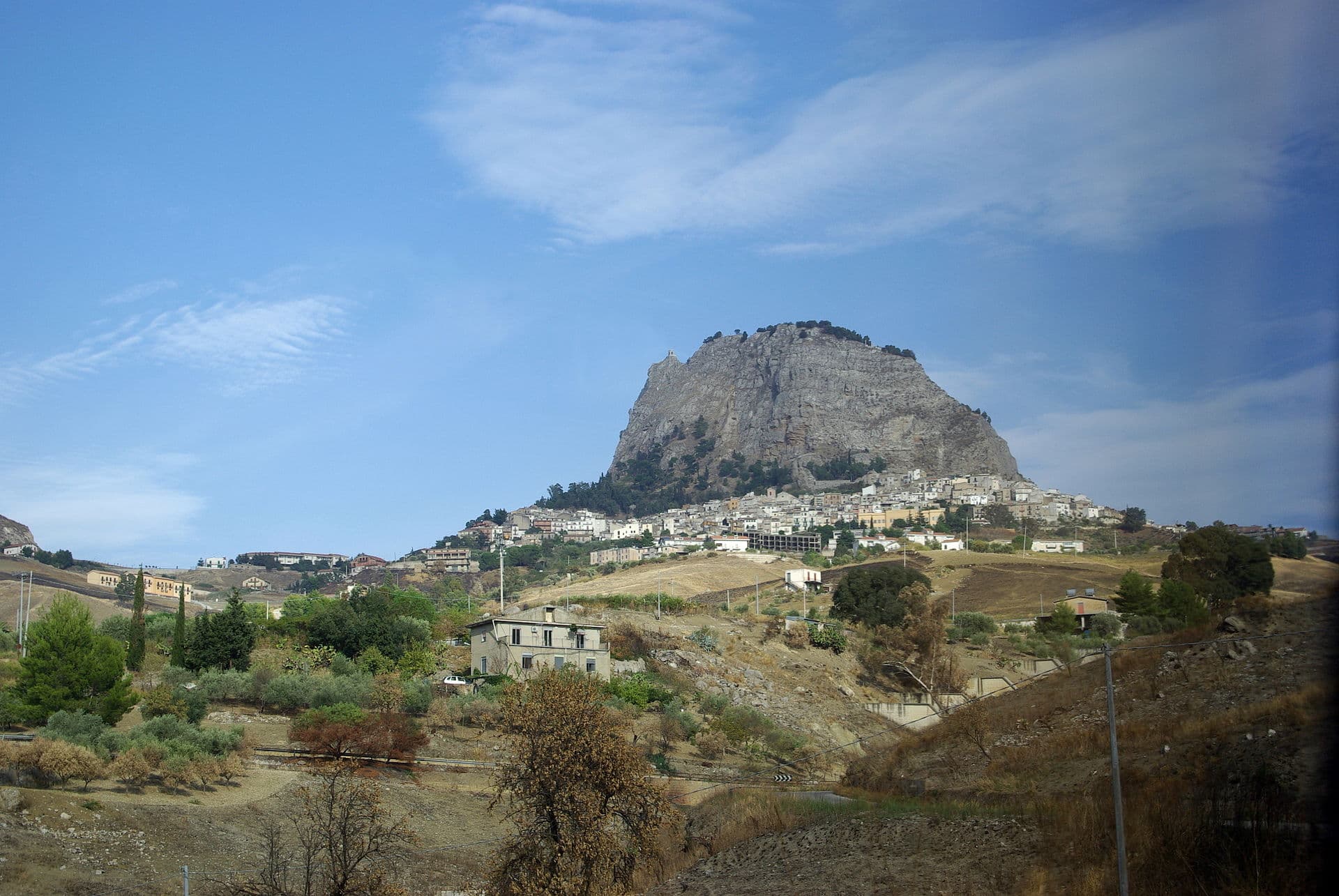 Il borgo di Sutera ai piedi della rupe del Monte San Paolino