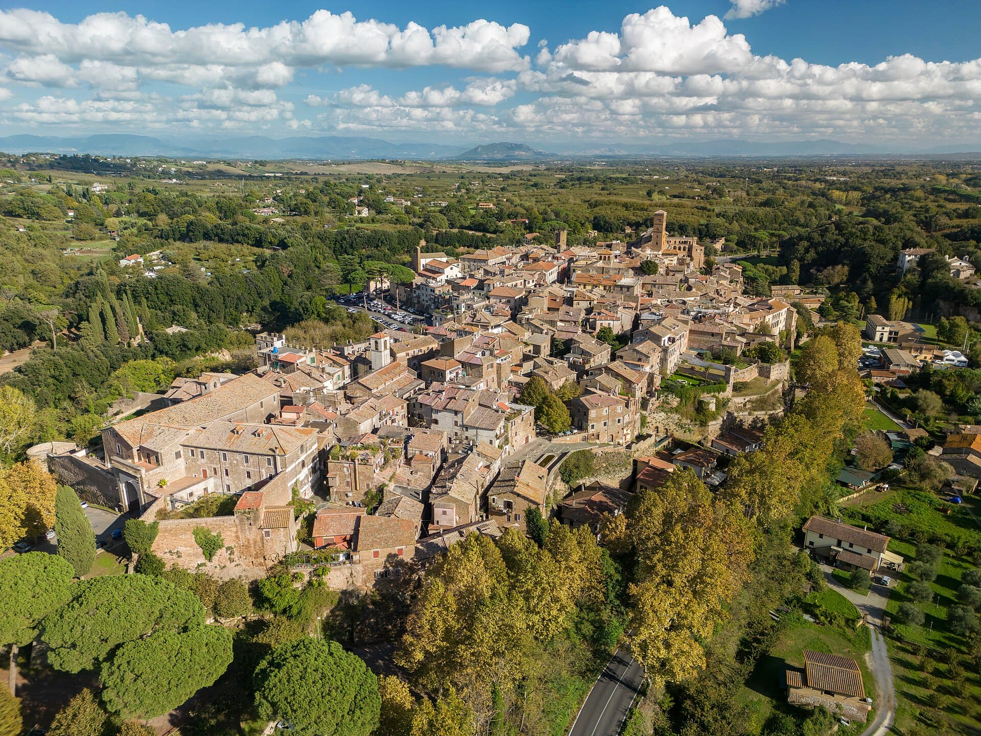 Sutri, il borgo arroccato sulla rupe di tufo nella Tuscia
