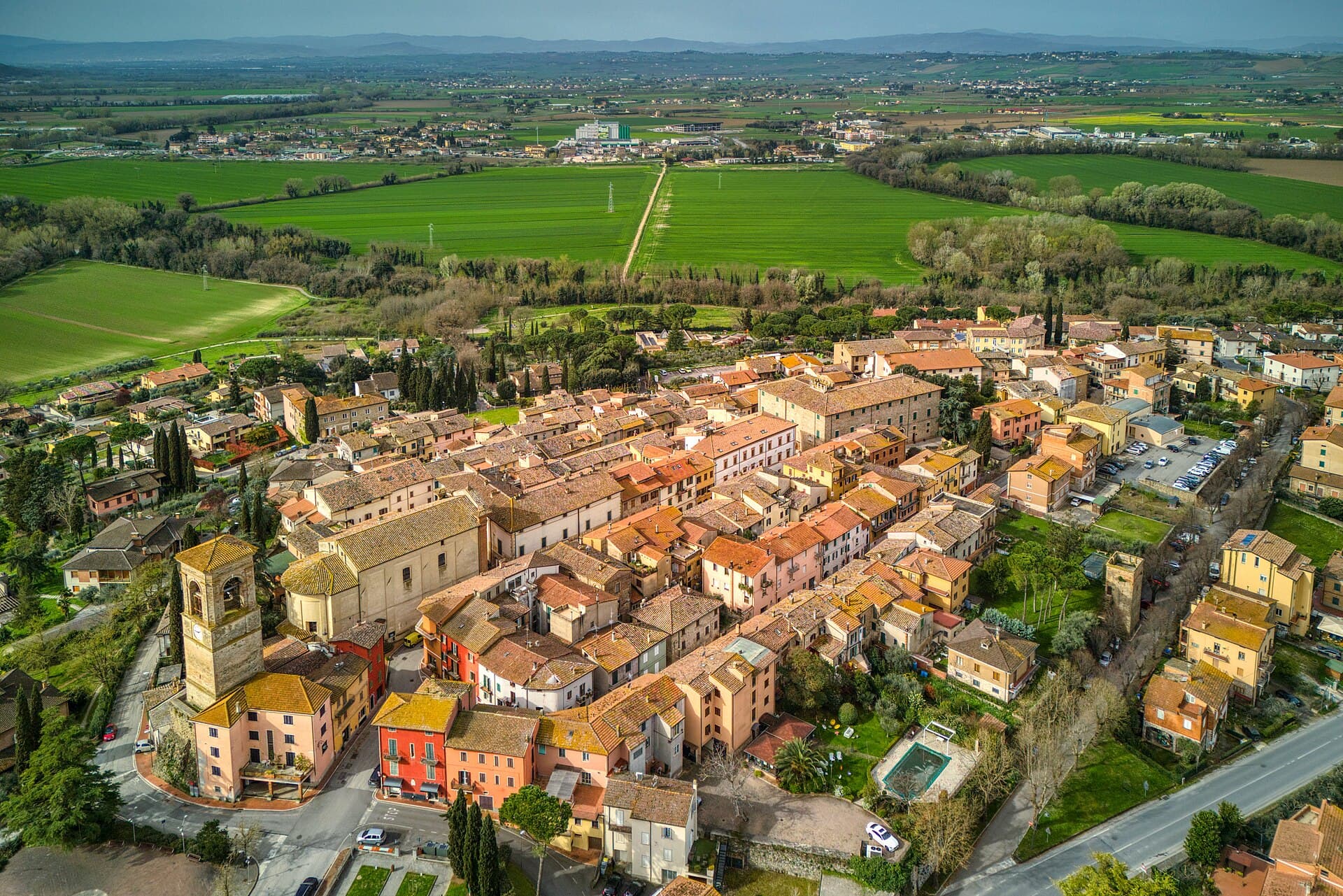 Veduta aerea del borgo di Torgiano, nel cuore dell'Umbria del vino