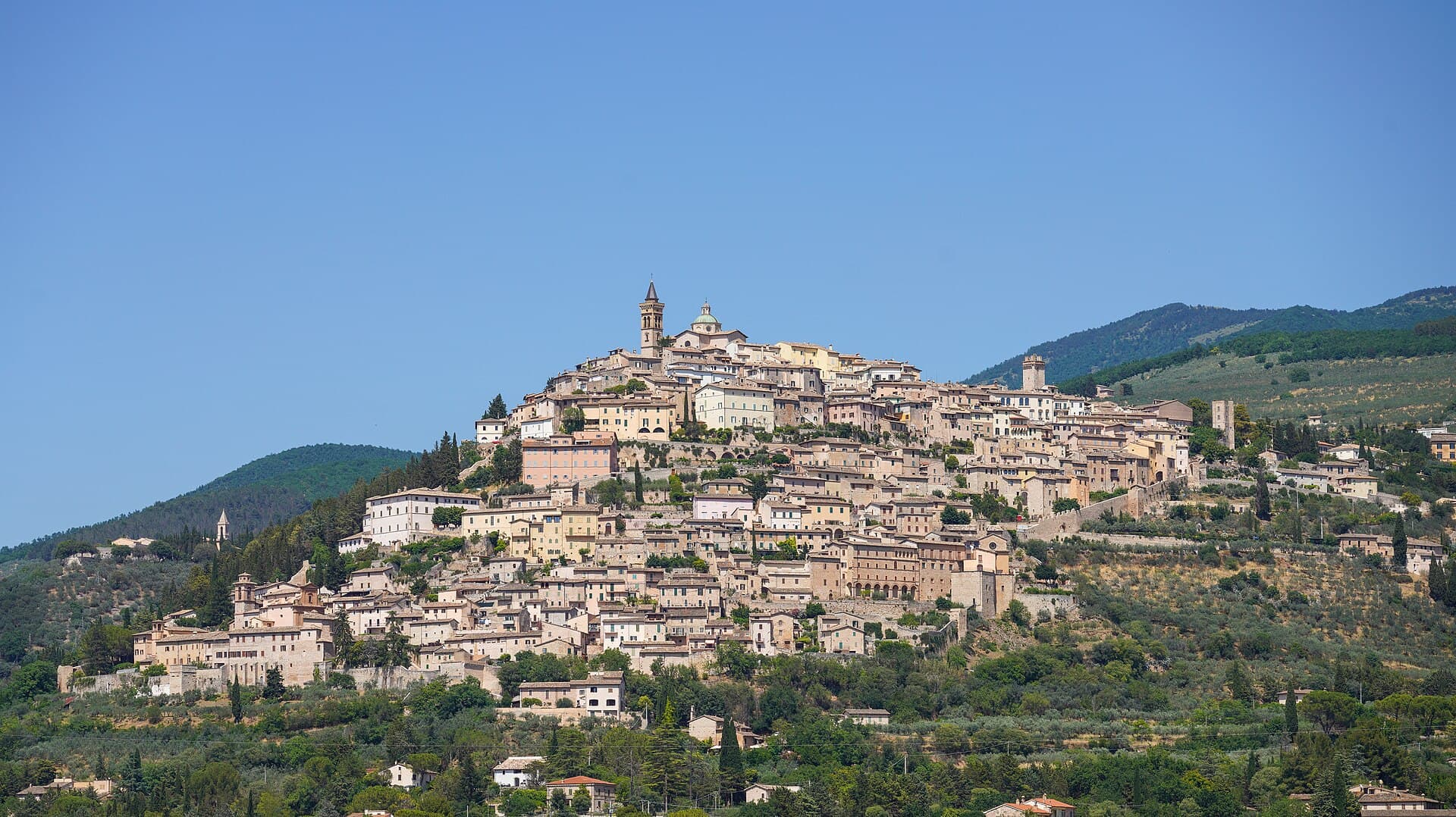 Il borgo di Trevi arroccato a spirale su un colle ricoperto di uliveti