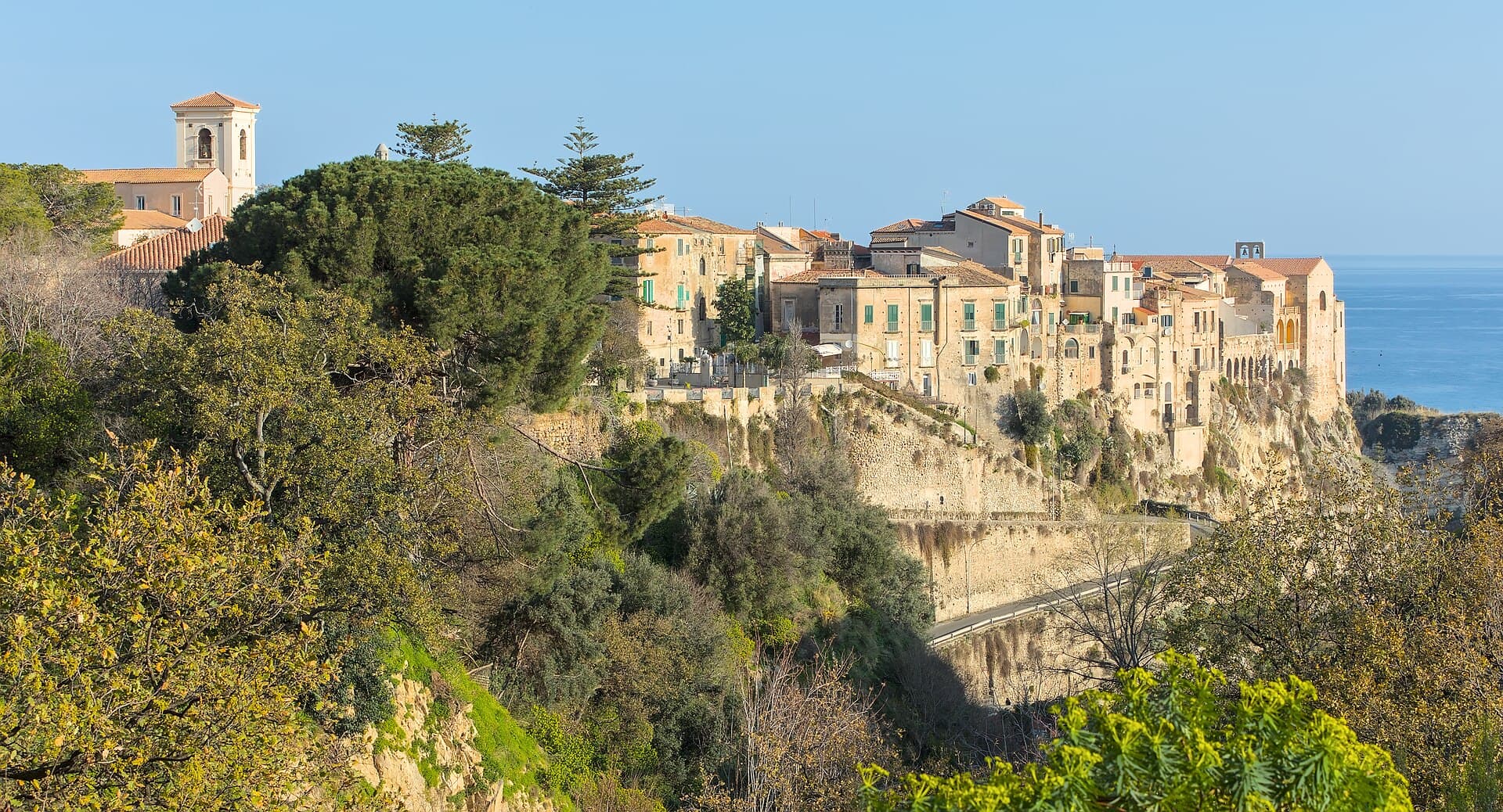 Tropea sulla rupe con il santuario di Santa Maria dell'Isola