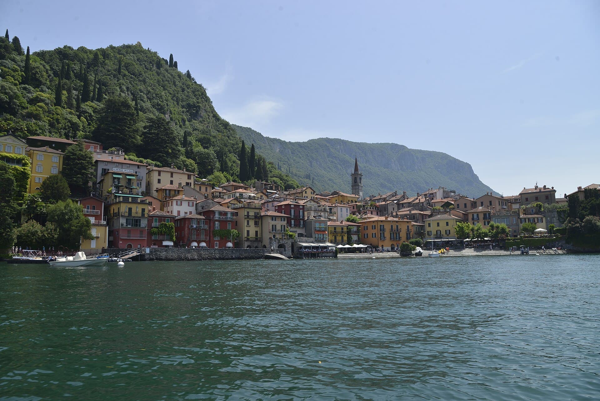 Varenna sul lago di Como, con le case affacciate sull'acqua