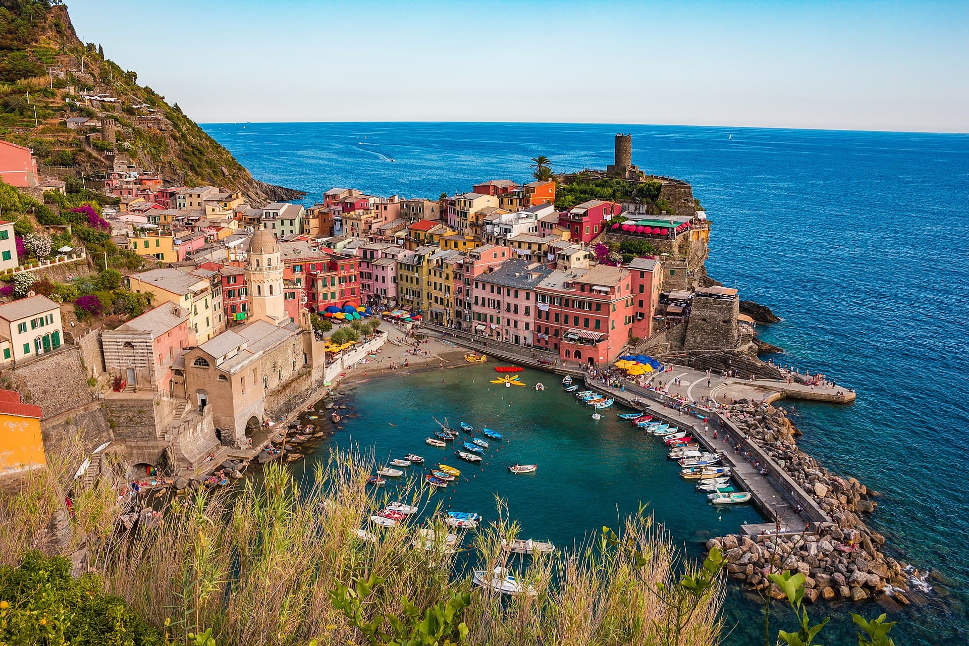 Il porticciolo e le case colorate di Vernazza, nelle Cinque Terre