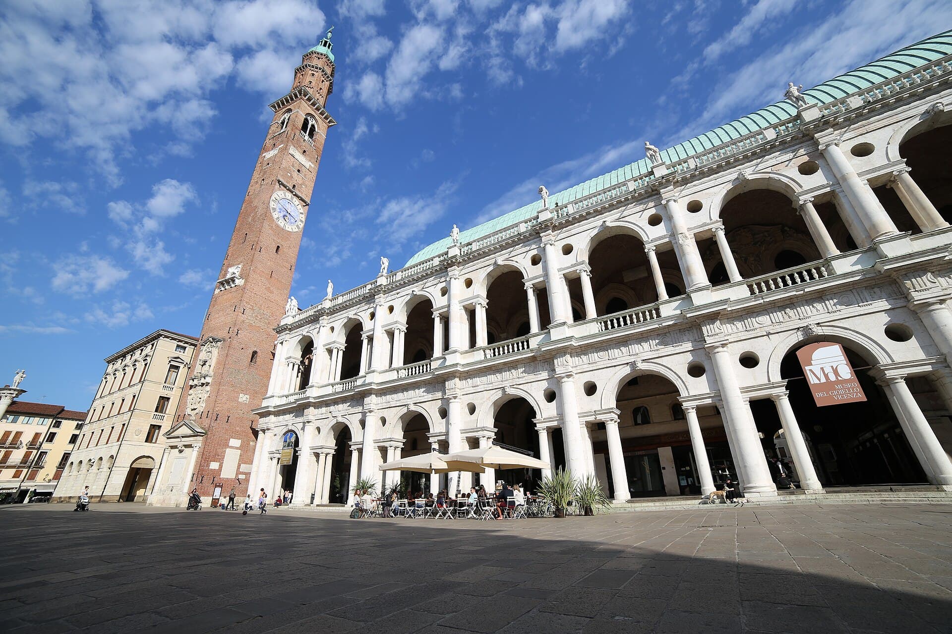 La Basilica Palladiana e la Torre Bissara in Piazza dei Signori a Vicenza