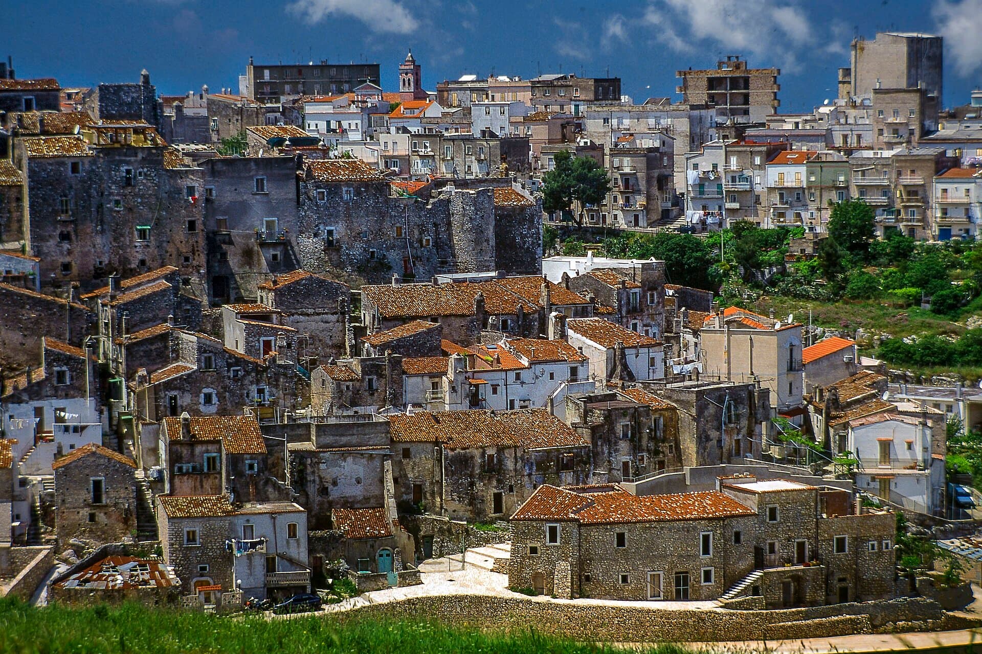 Il centro storico in pietra di Vico del Gargano affacciato sul Gargano