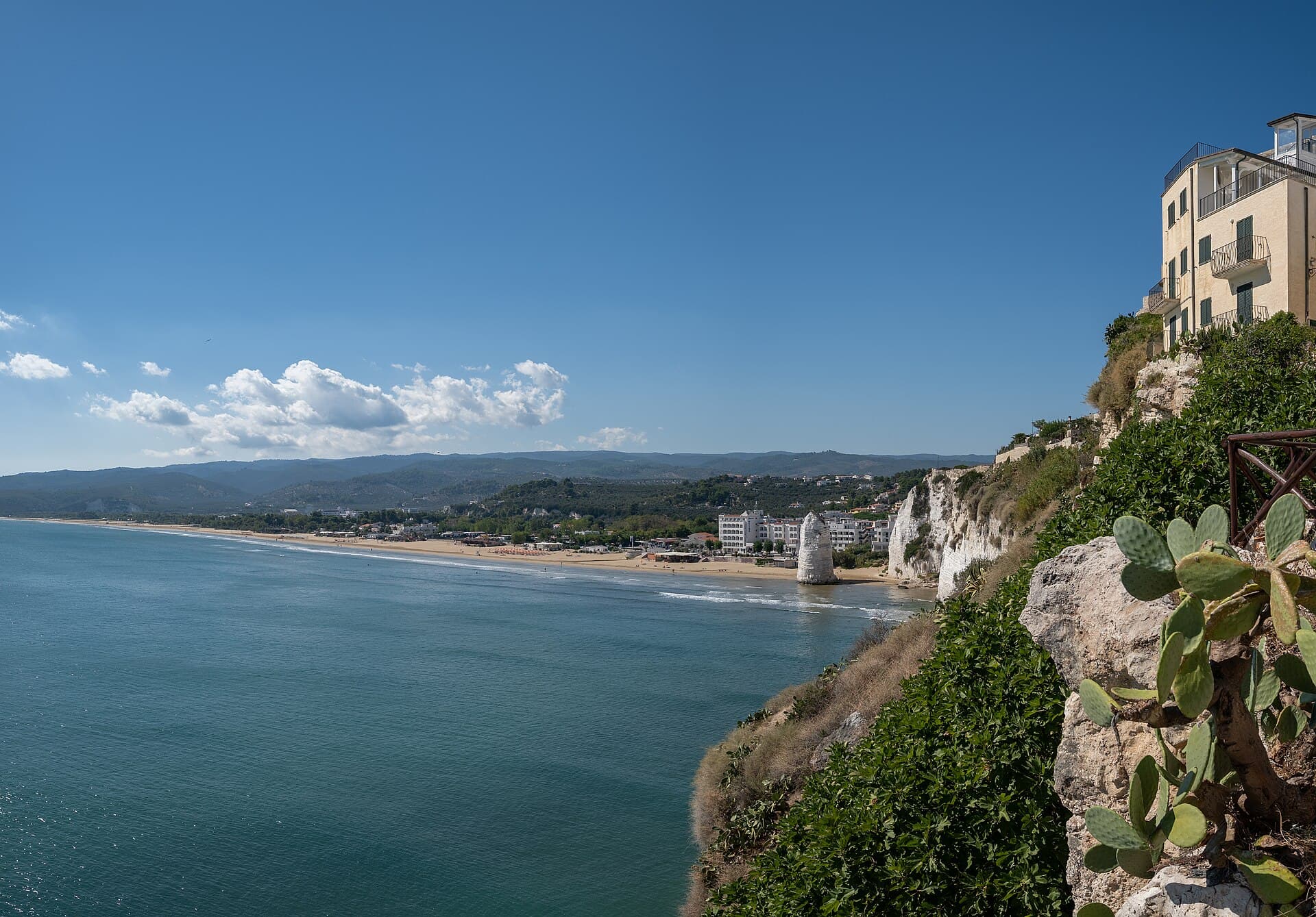Il centro storico bianco di Vieste arroccato sul mare nel Gargano