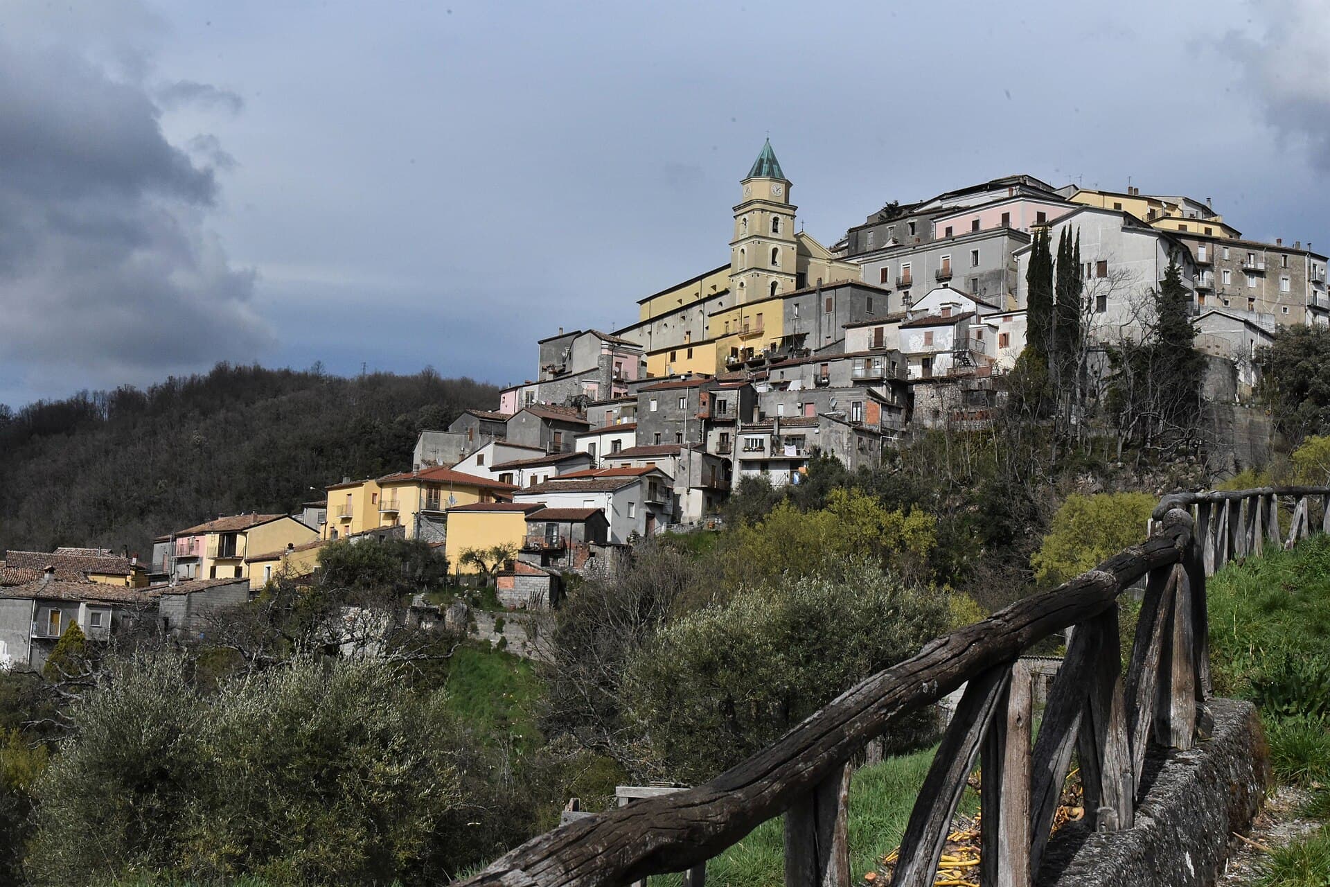 Viggianello arroccata alle pendici del Pollino, con il campanile