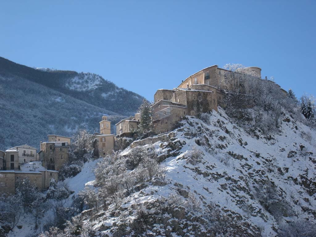 Il borgo arroccato di Villalago, nella valle del Sagittario