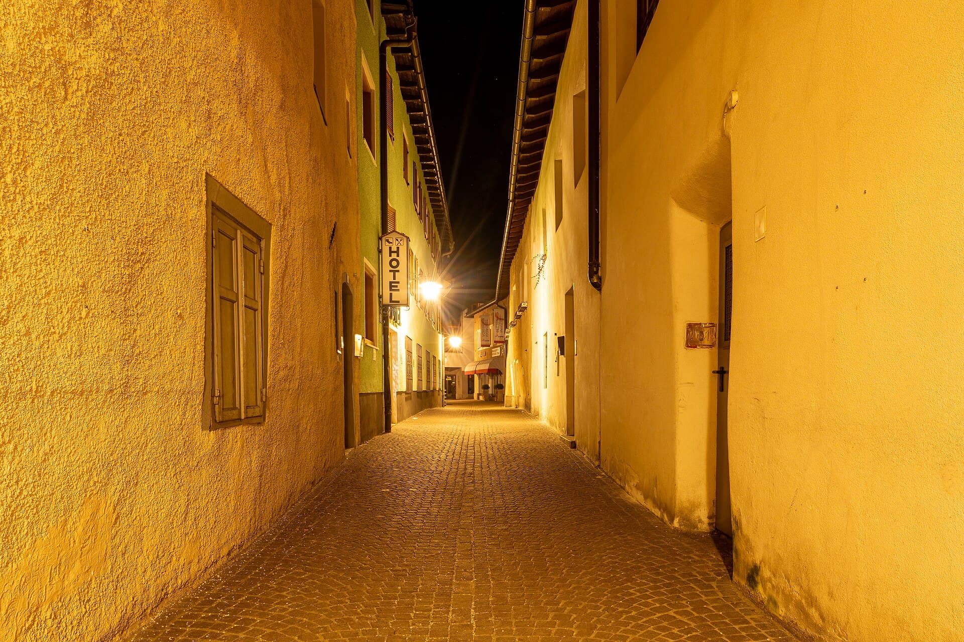 La via principale di Vipiteno con la Torre delle Dodici