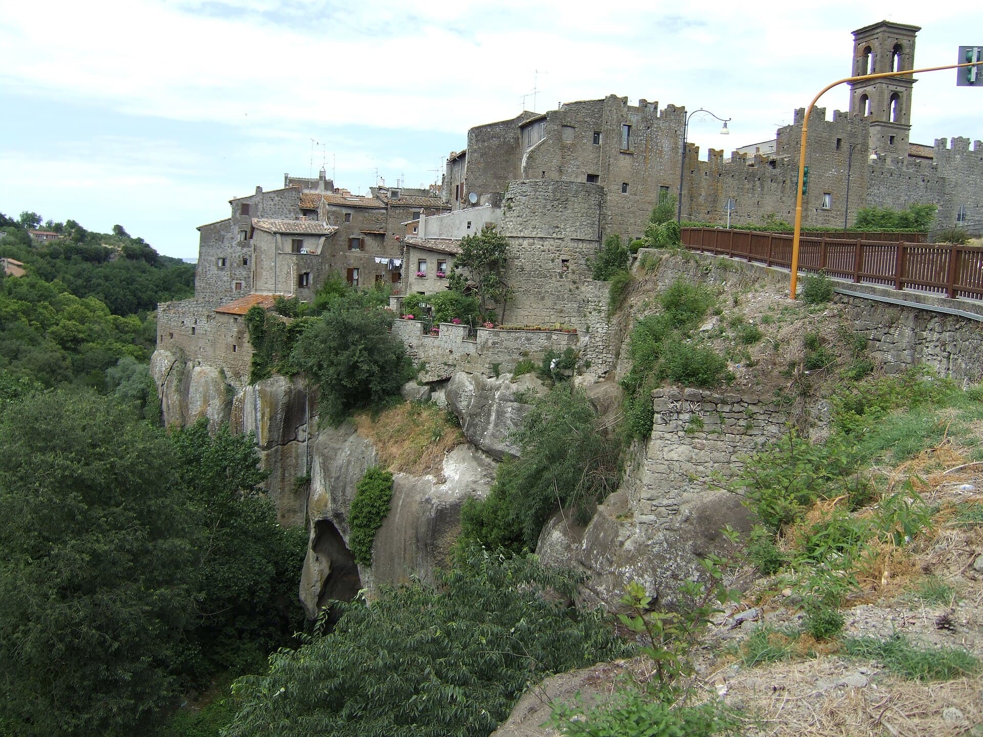 Vitorchiano, il borgo sospeso sulla rupe di peperino