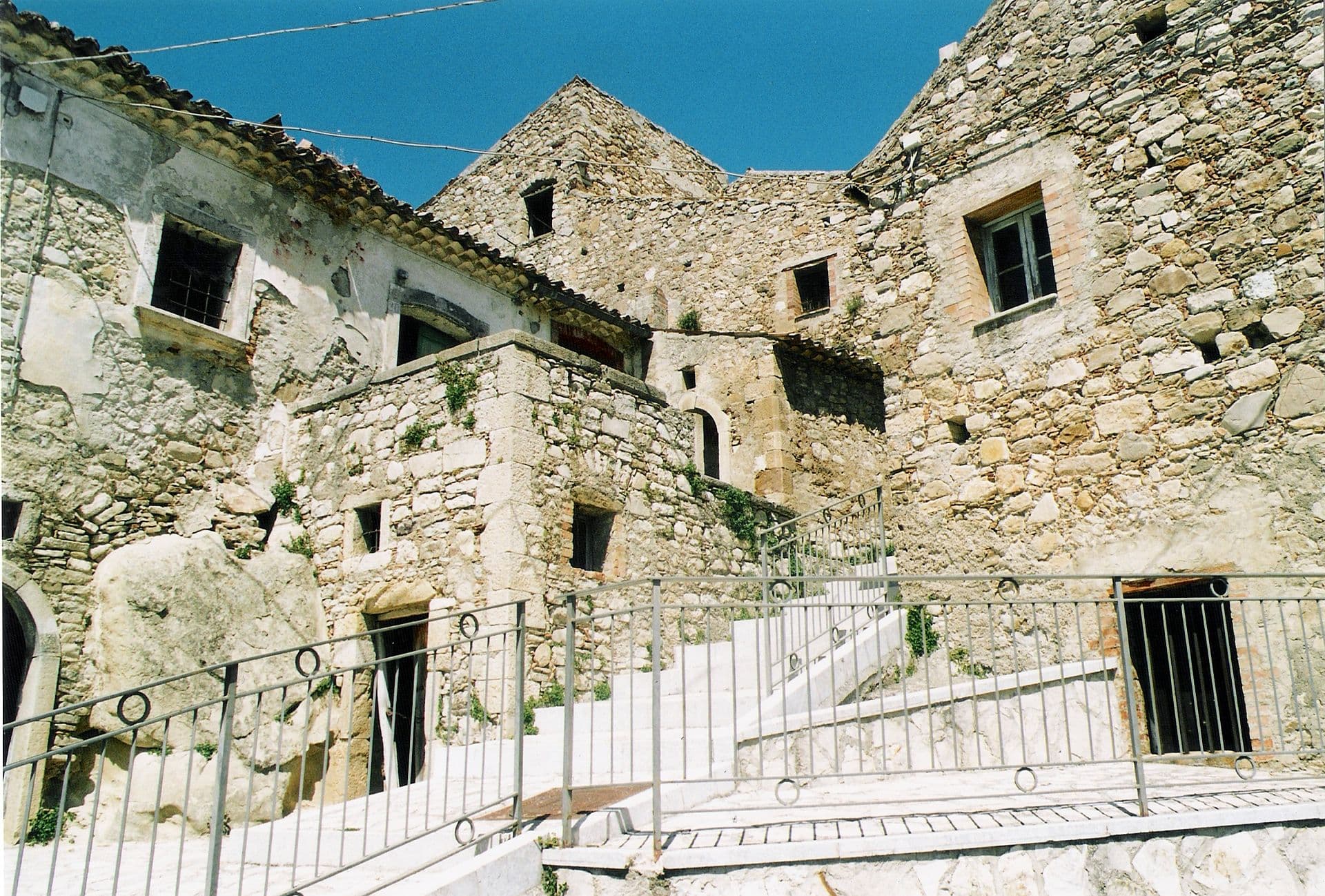 Scorcio di Zungoli, borgo dell'Irpinia noto per le grotte