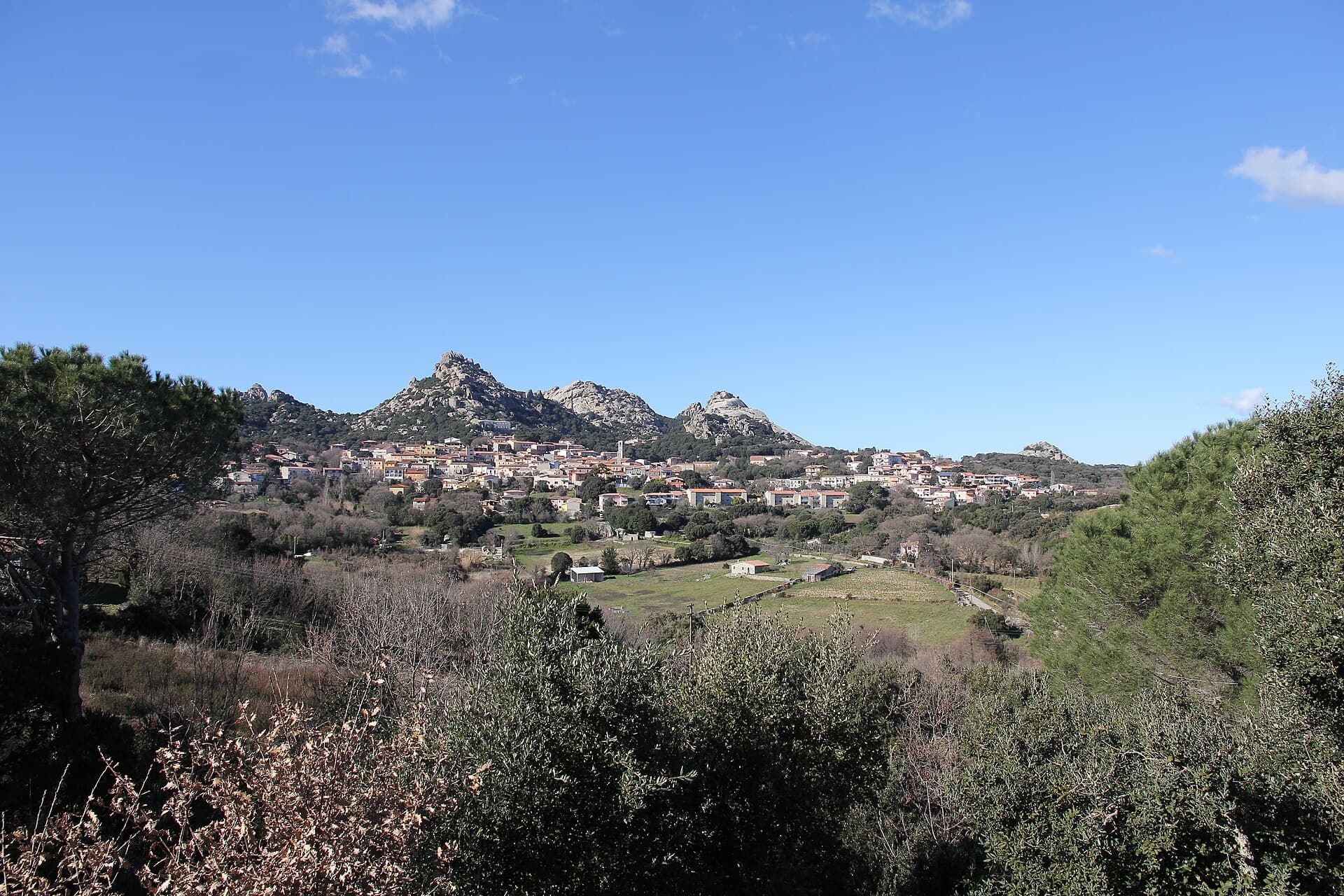 Panorama di Aggius, borgo del granito in Gallura, circondato dalle rocce