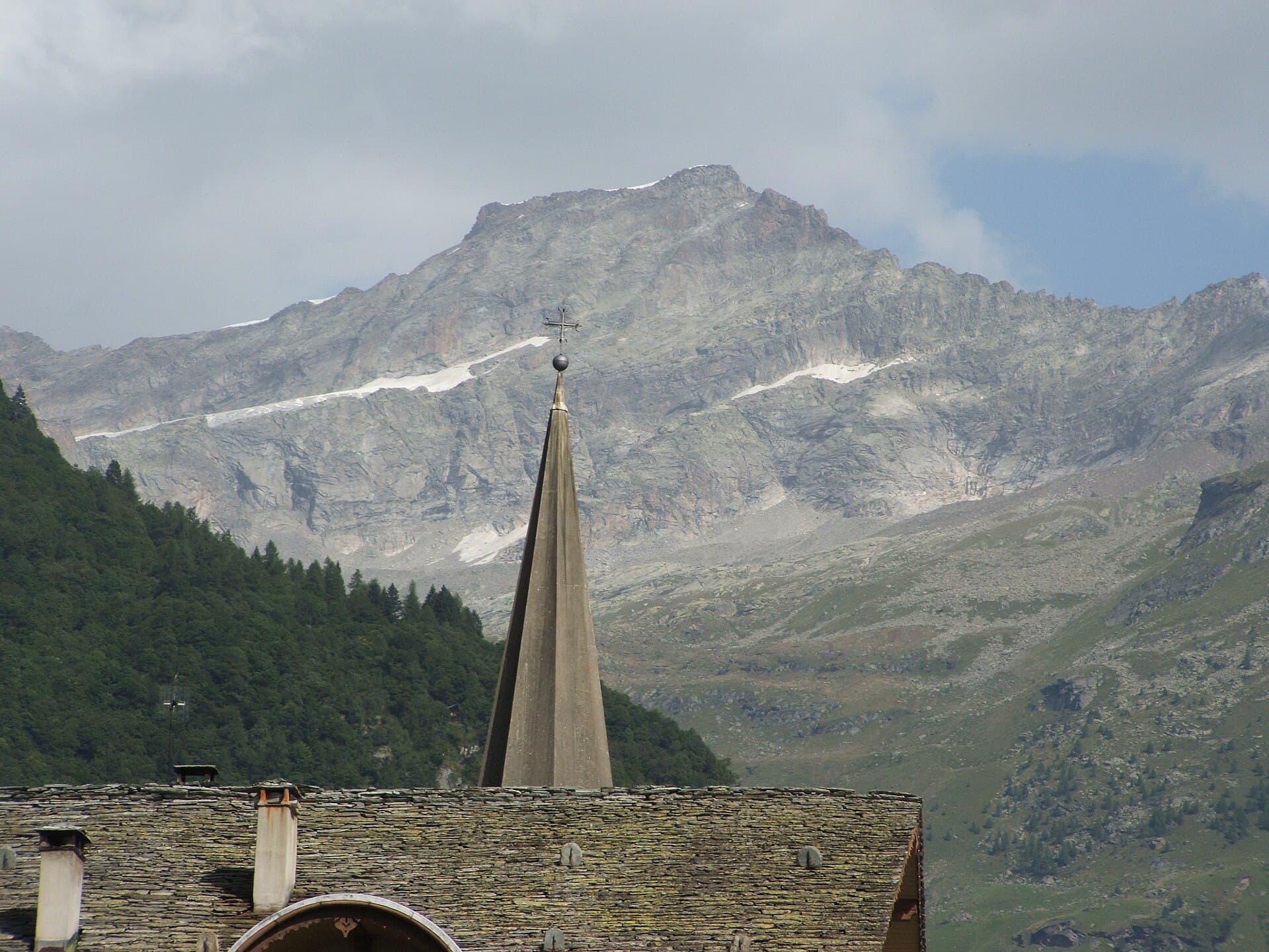 Alagna Valsesia con la parete del Monte Rosa