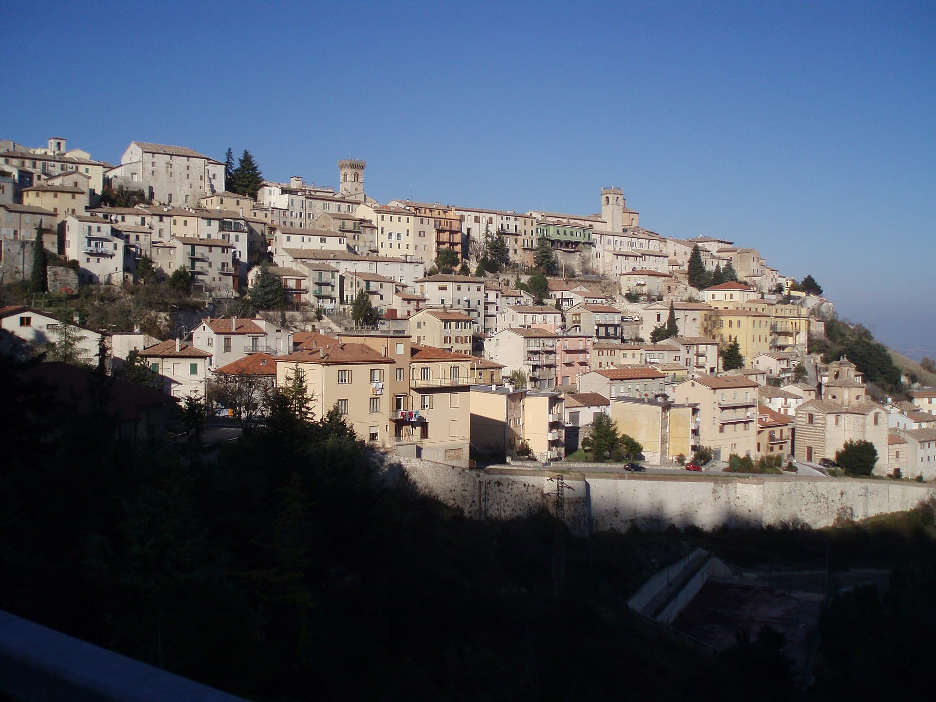 Il borgo arroccato di Arcevia, nell'entroterra anconetano