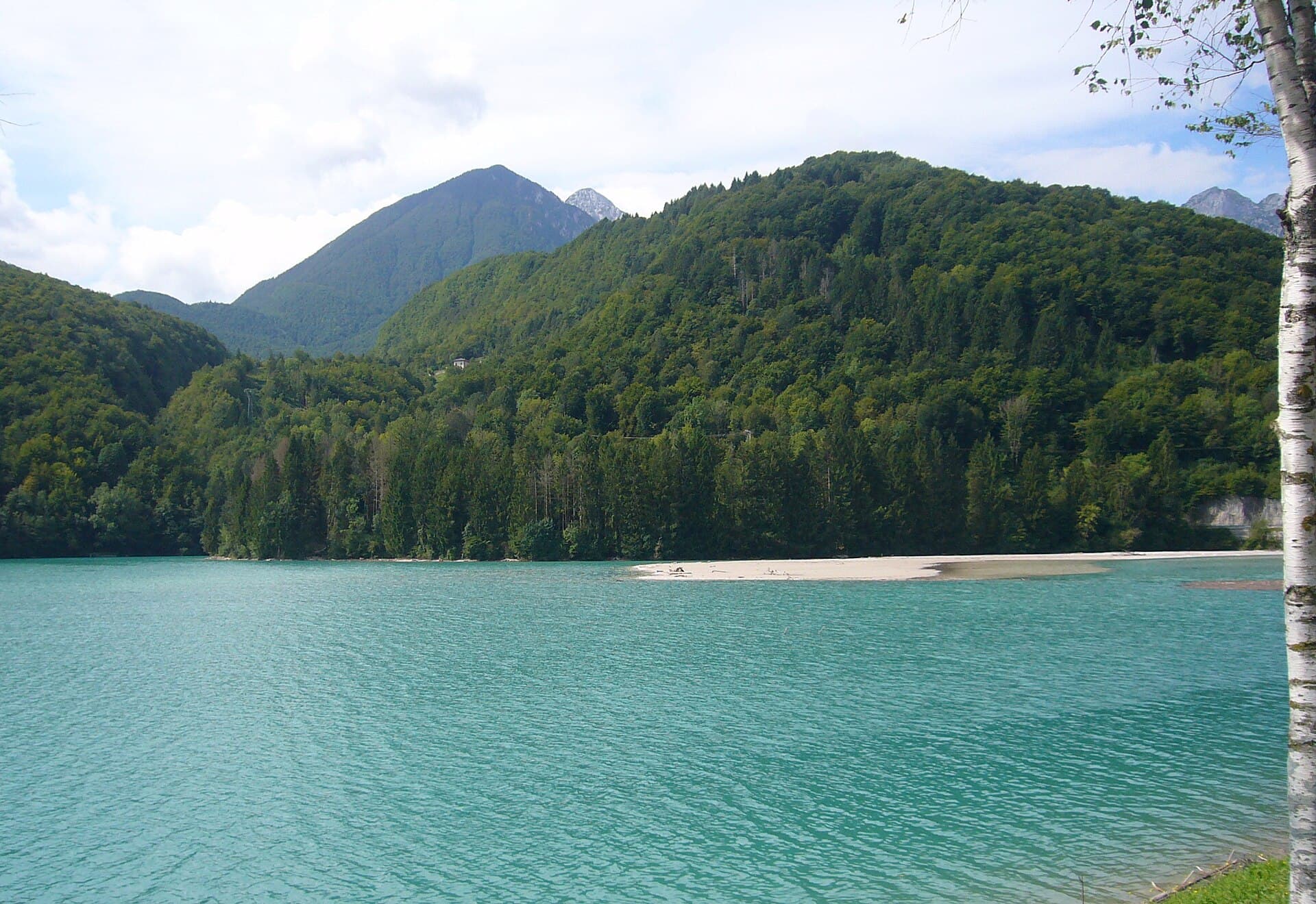 Il lago turchese di Barcis, nella Valcellina