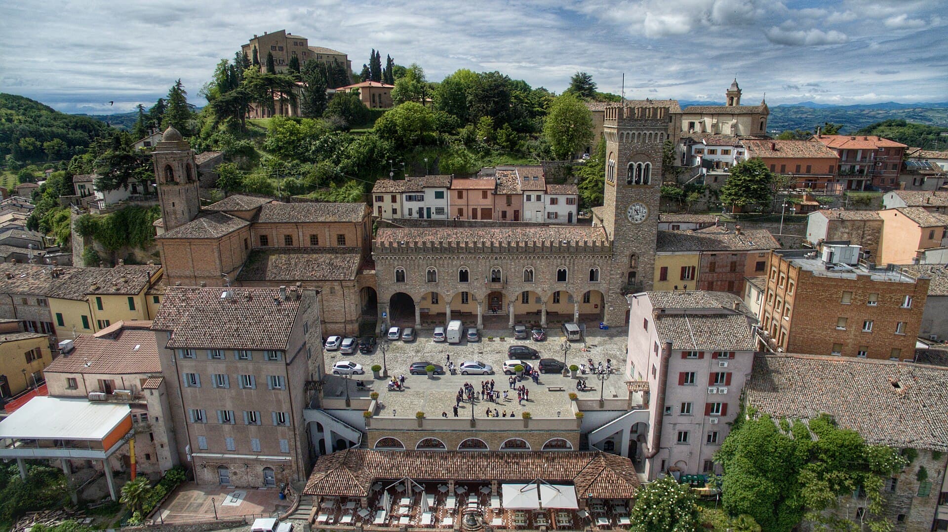 Veduta aerea del borgo di Bertinoro con la piazza e la Rocca sul colle