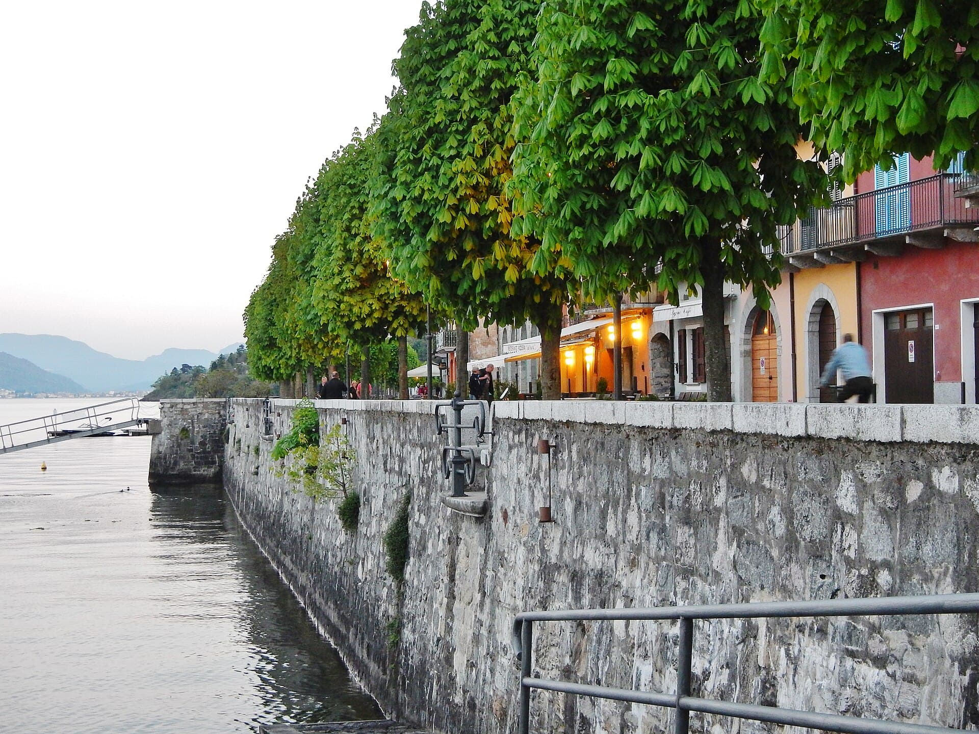 Il lungolago di Cannobio, sul Lago Maggiore