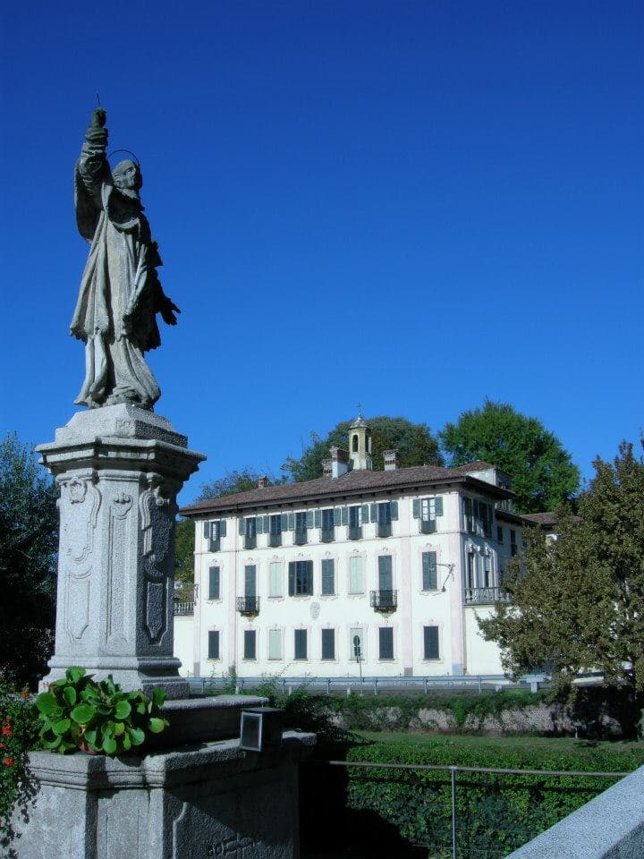 Una villa e il ponte sul Naviglio Grande a Cassinetta di Lugagnano