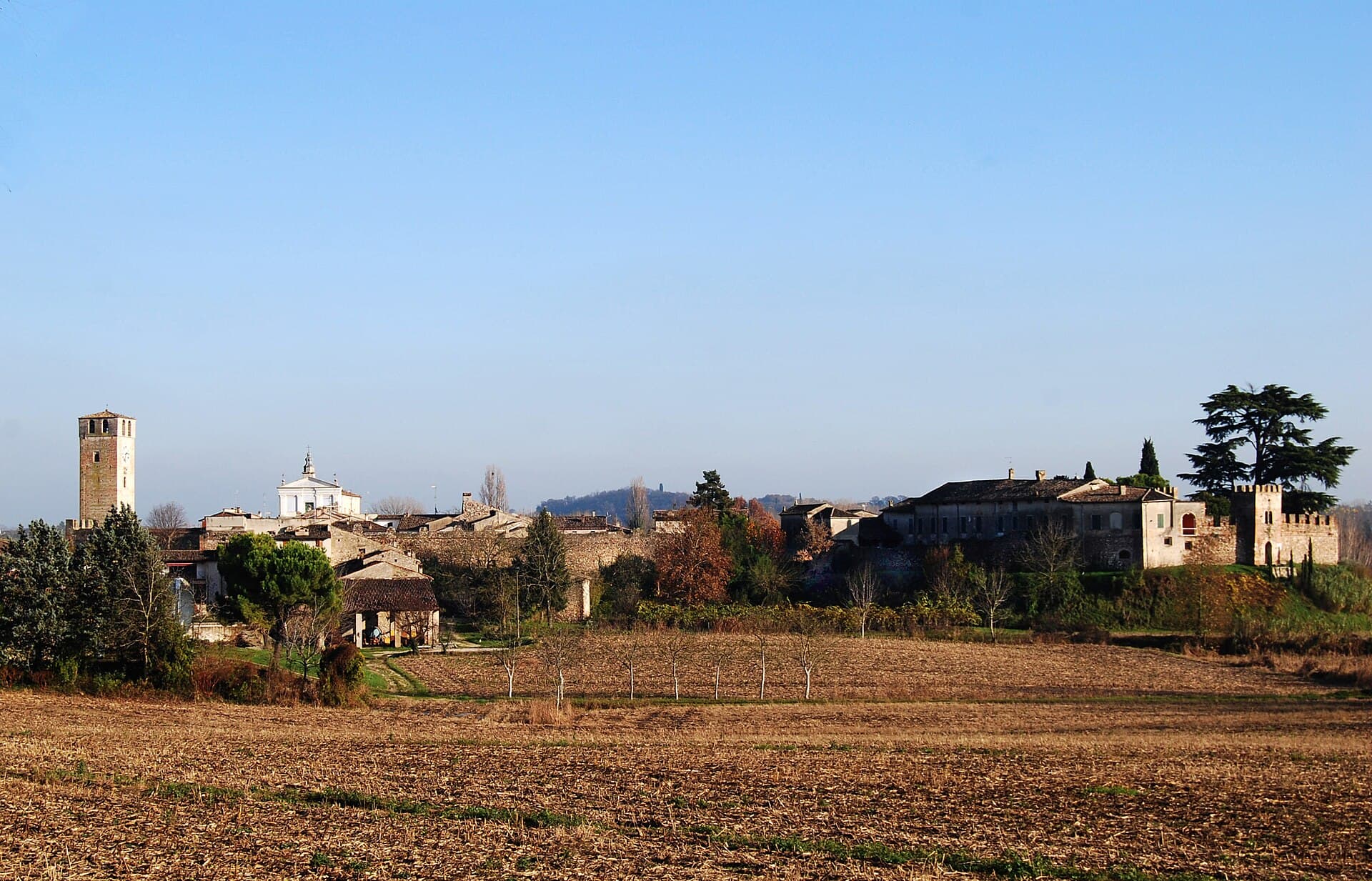 Castellaro Lagusello, borgo fortificato sul laghetto a forma di cuore