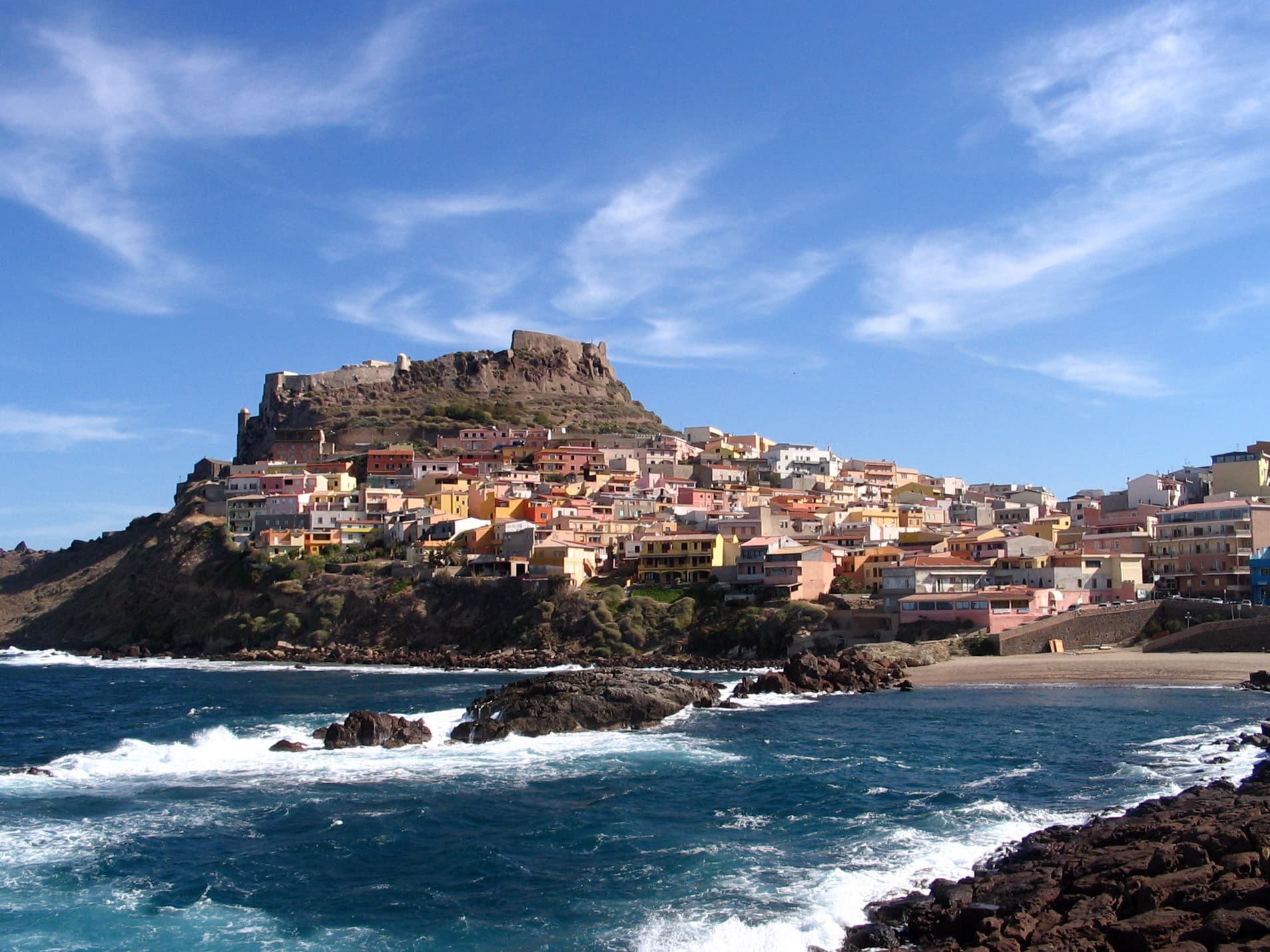 Castelsardo arroccata sul promontorio del golfo dell'Asinara, dominata dal castello dei Doria