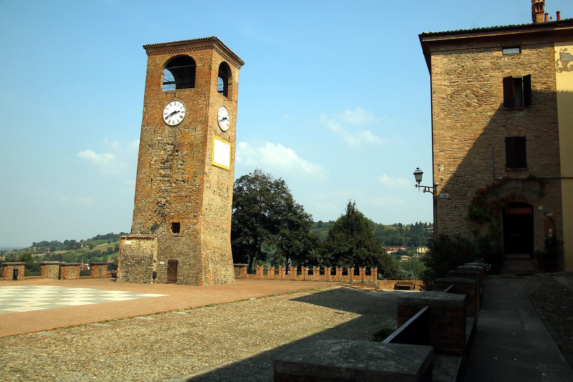 La piazza della Dama di Castelvetro di Modena con la pavimentazione a scacchiera e la Torre dell'Orologio