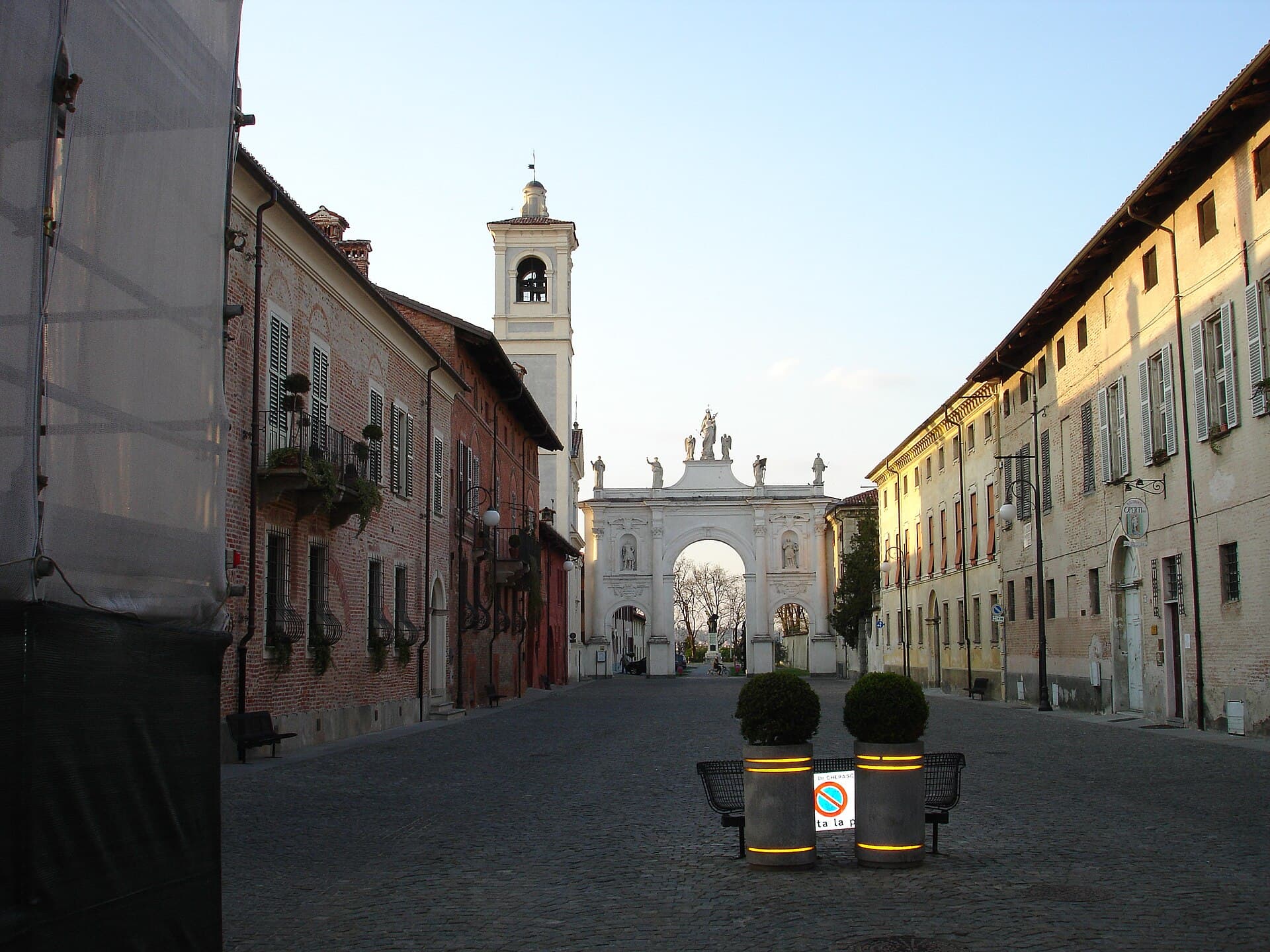 Via Vittorio Emanuele con l'Arco del Belvedere a Cherasco