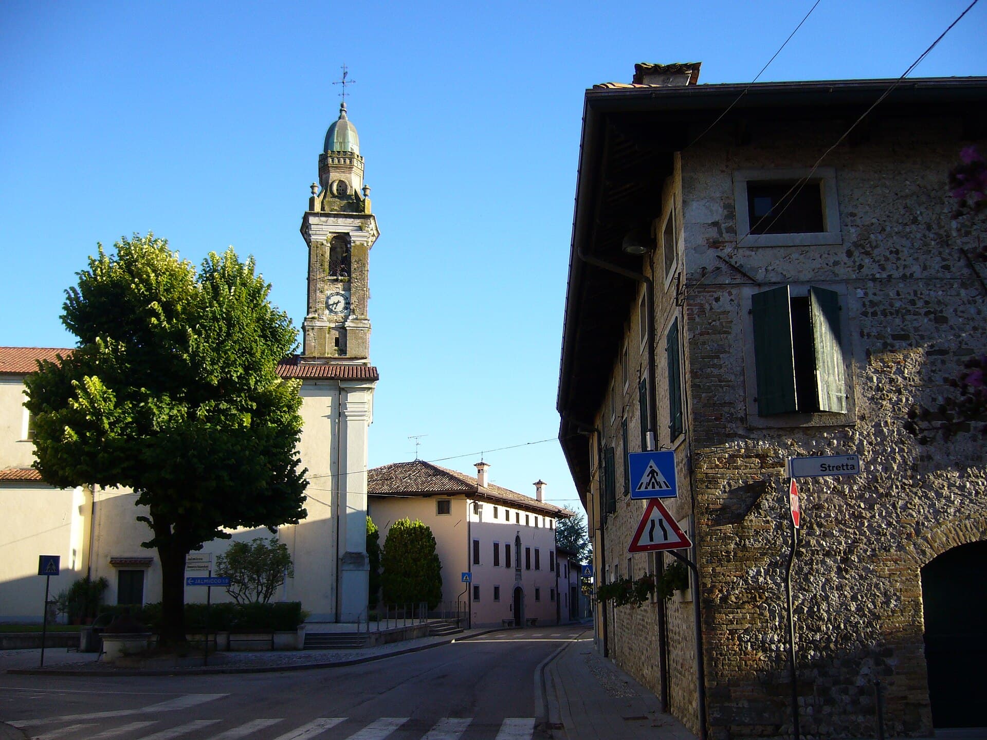 Clauiano, borgo rurale di case padronali nella pianura friulana