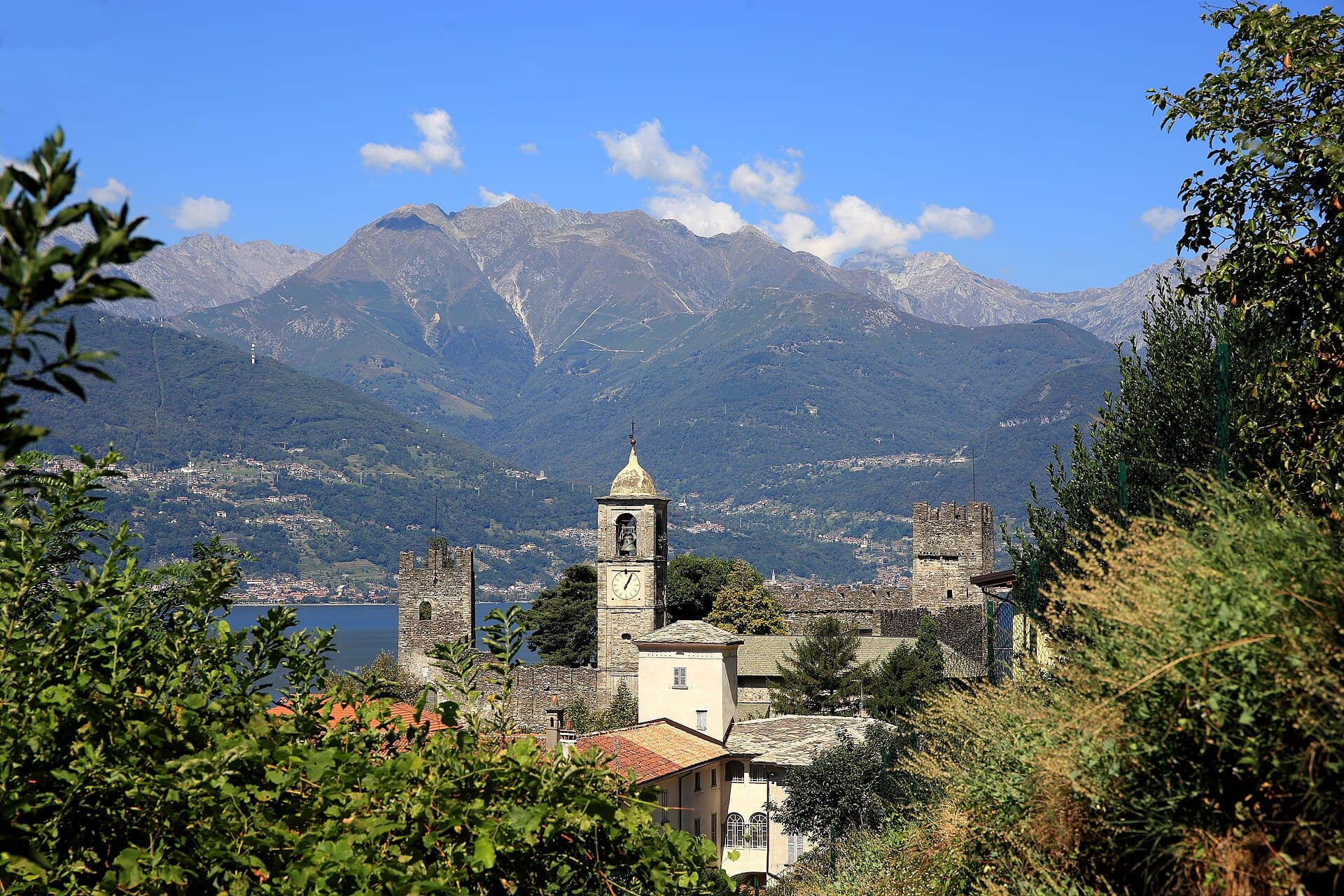 Il borgo-castello di Corenno Plinio sul Lago di Como