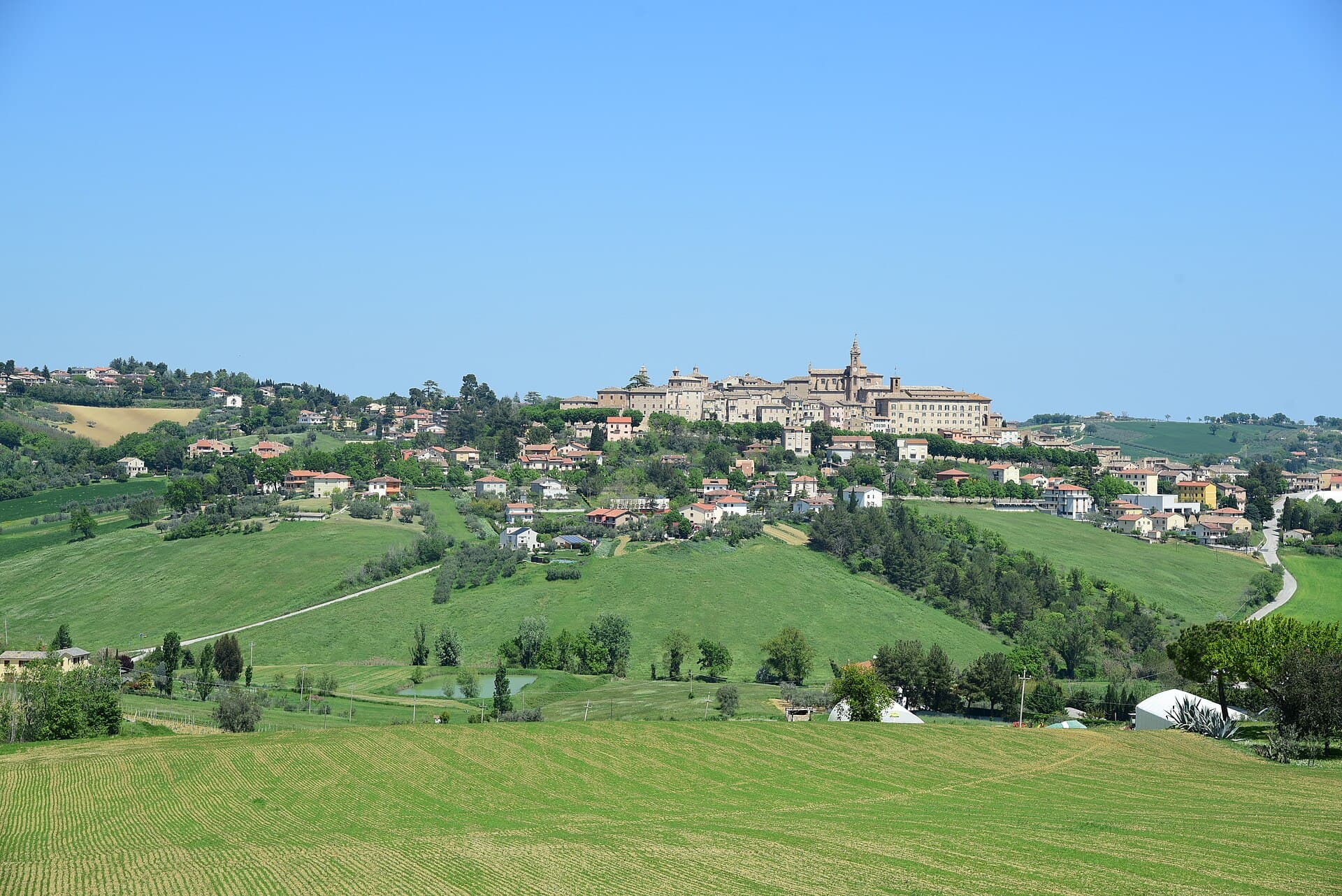 Le mura quattrocentesche e la scalinata della Piaggia a Corinaldo