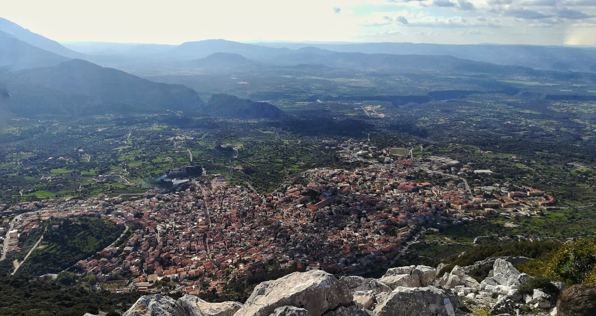 Dorgali vista dal Monte Bardia, tra le montagne del Nuorese