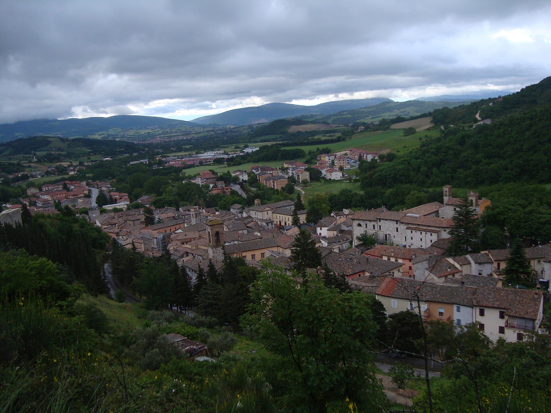 Il borgo di Esanatoglia ai piedi del monte, presso le sorgenti dell'Esino