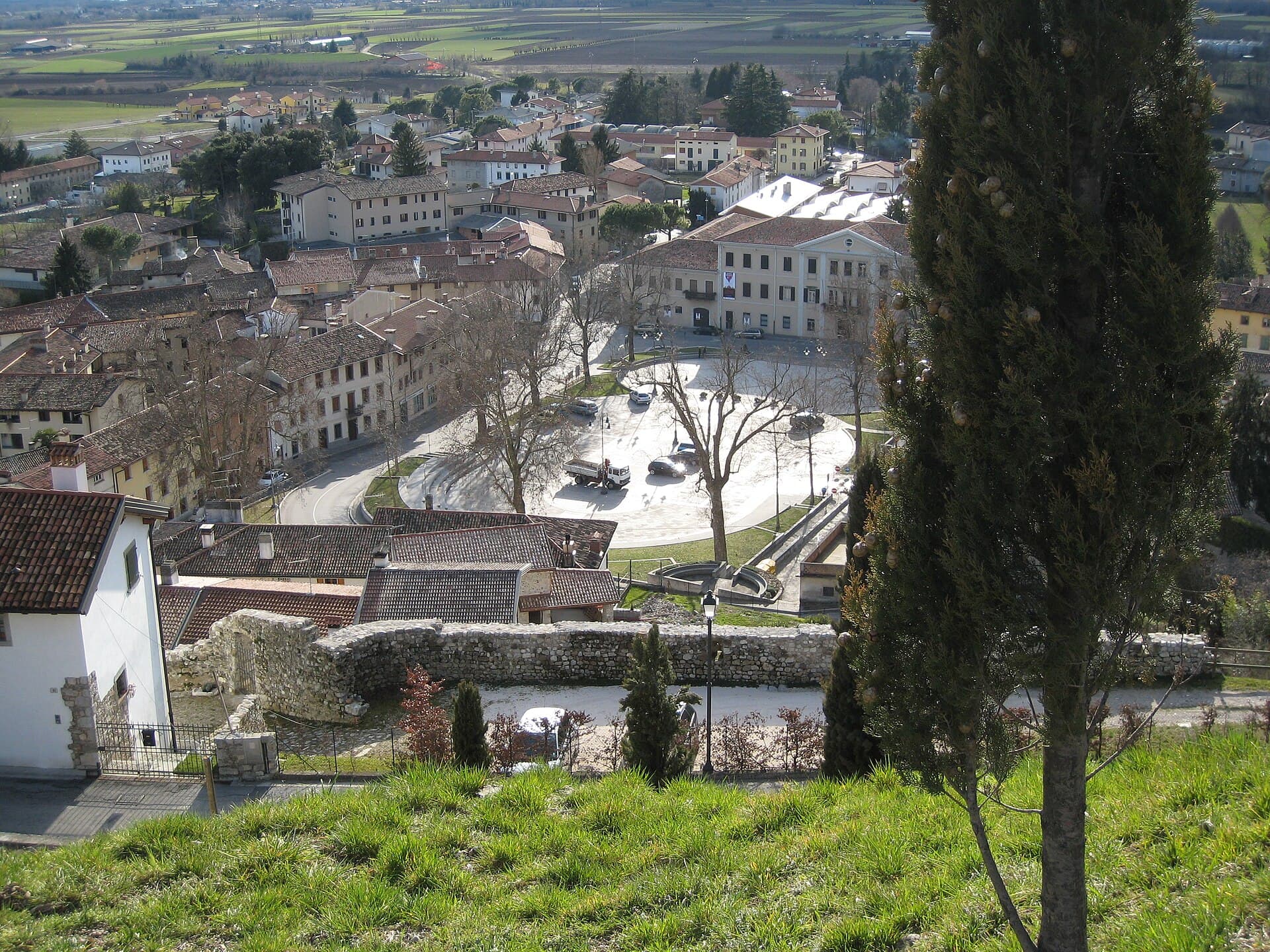 Fagagna, borgo collinare del Friuli con il colle del castello