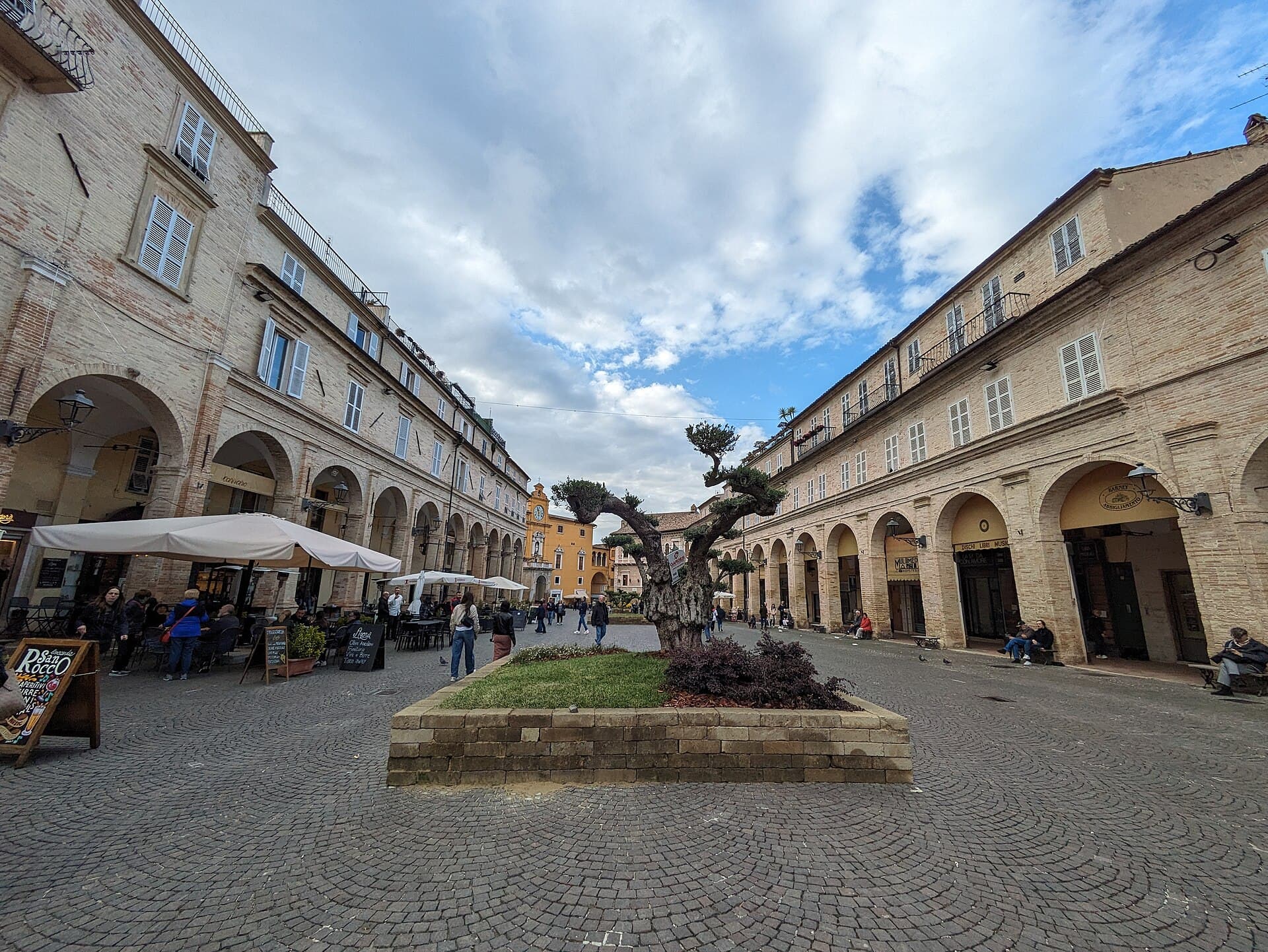 Piazza del Popolo a Fermo, con i suoi eleganti loggiati
