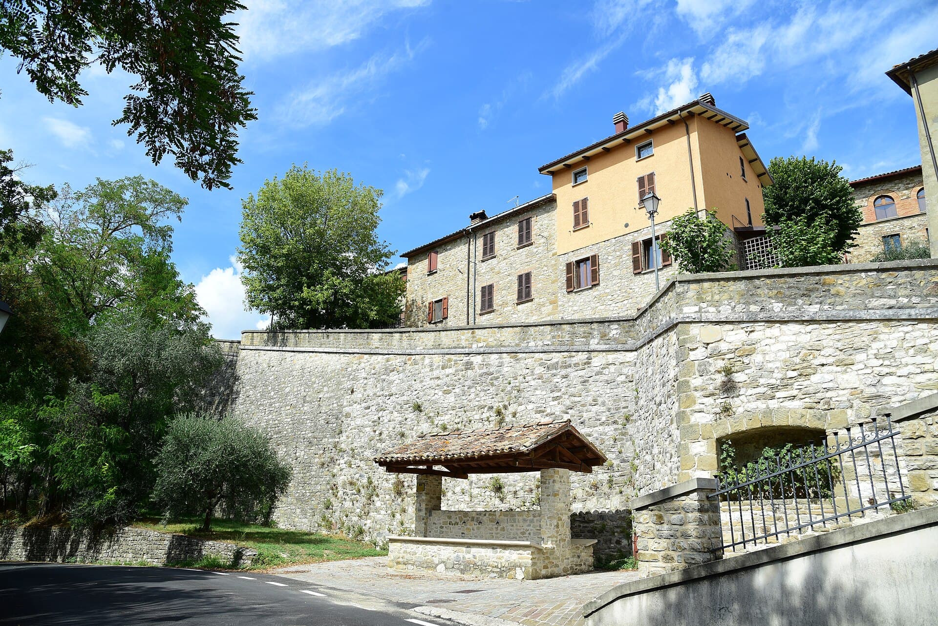 Frontino, piccolo borgo di pietra del Montefeltro
