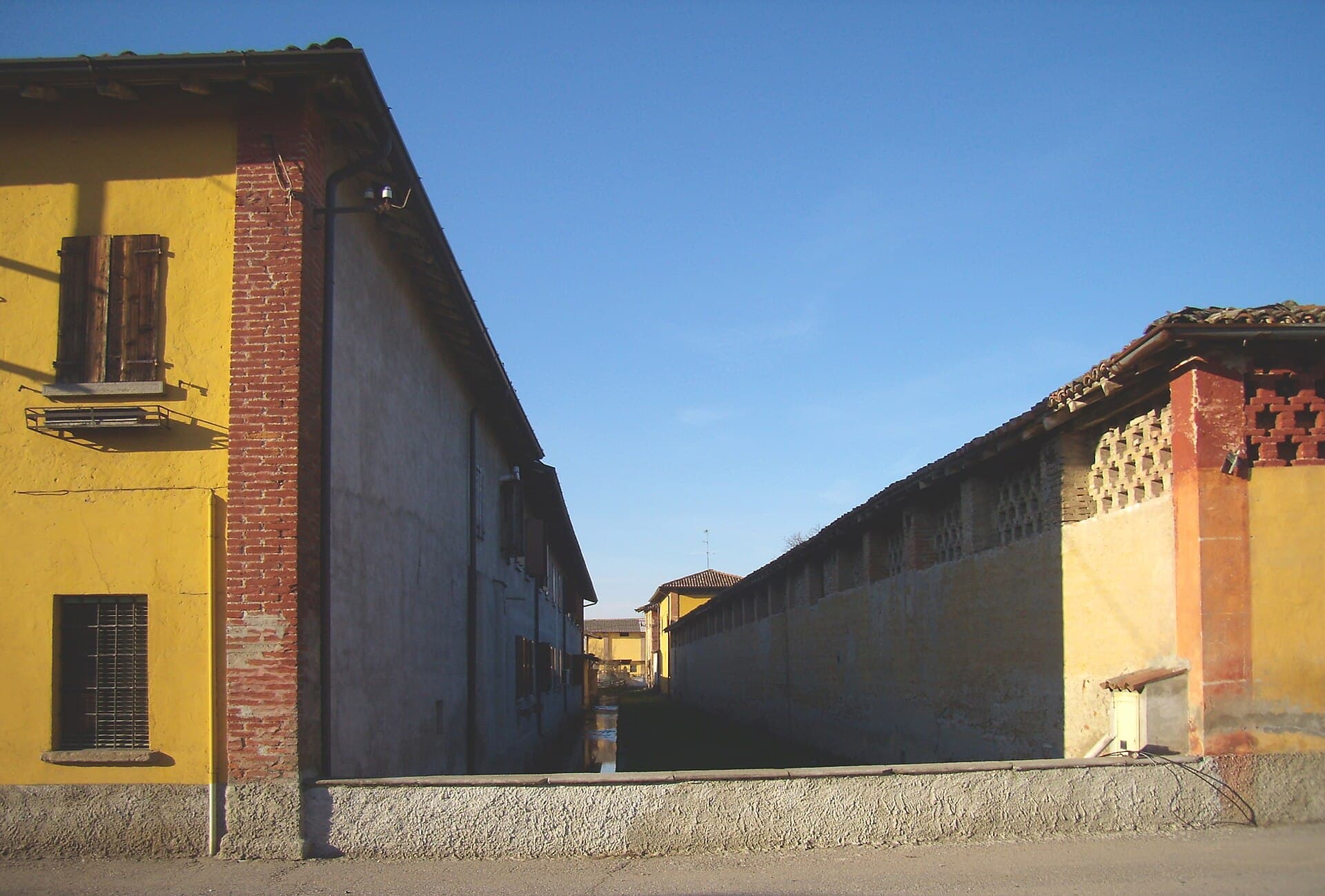 Le cascine e la roggia del borgo rurale di Gradella, frazione di Pandino