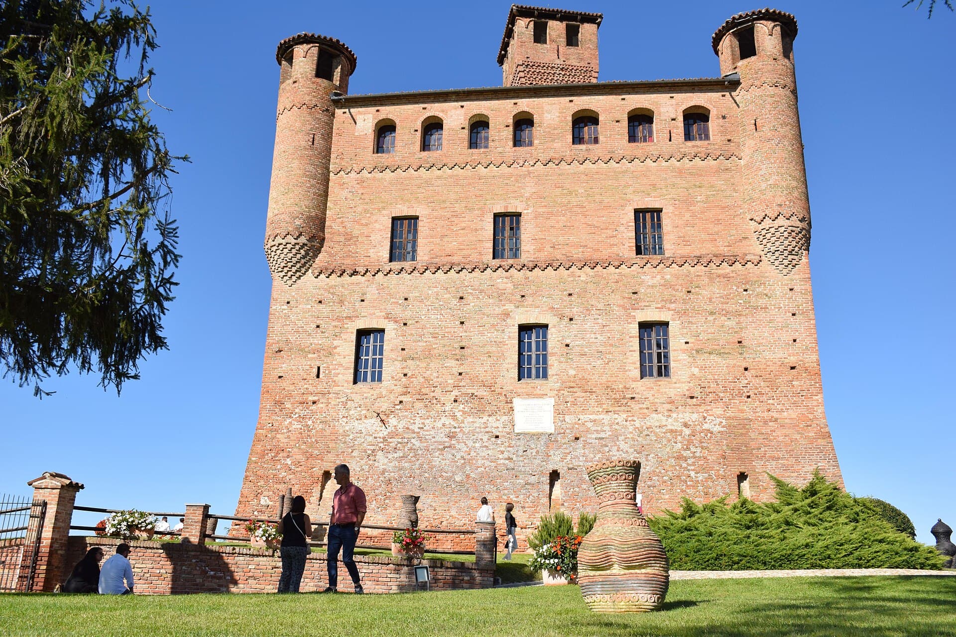 Il castello di Grinzane Cavour, tra i vigneti delle Langhe patrimonio UNESCO
