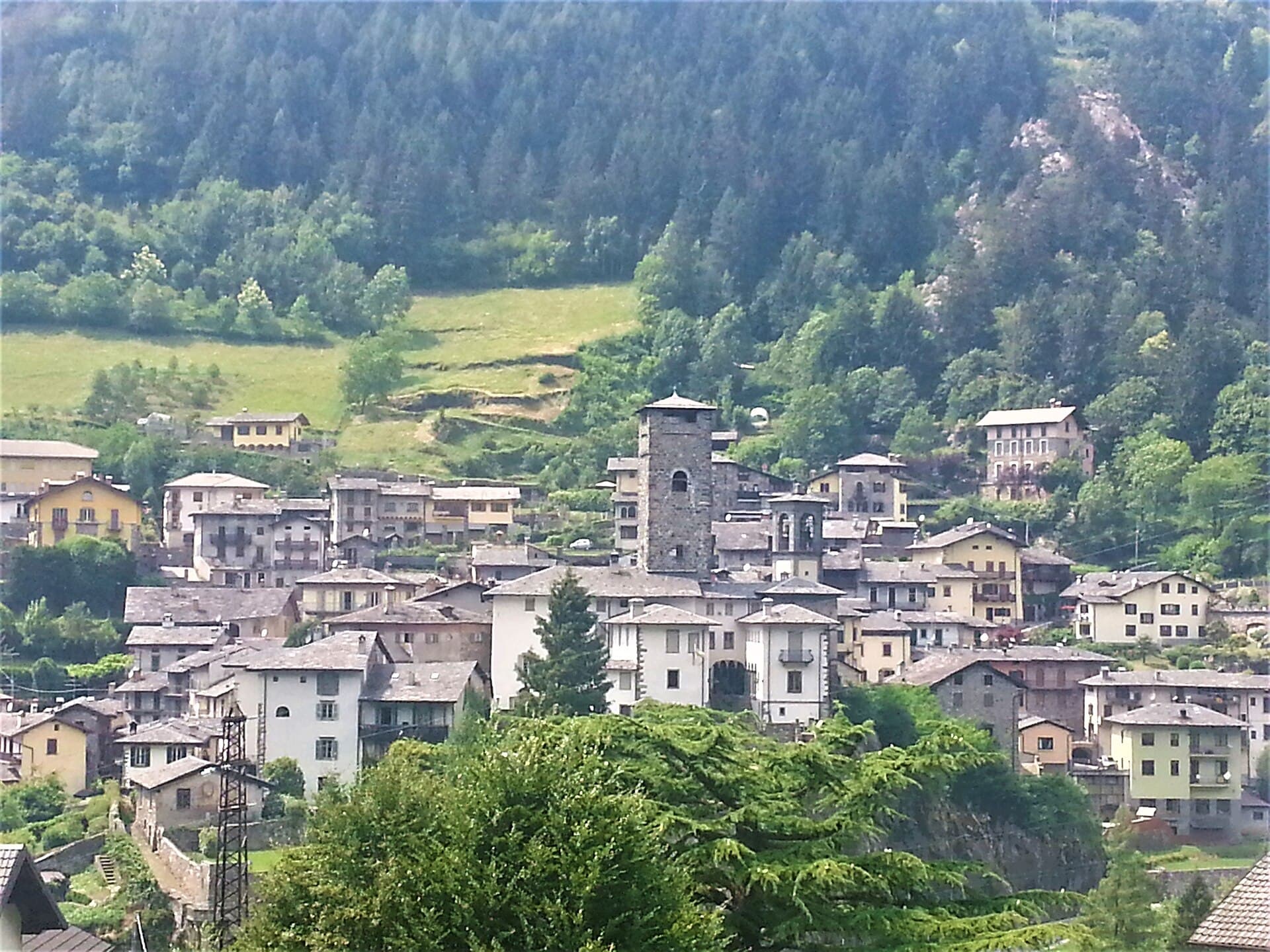 Il borgo di Gromo, in Val Seriana, con il castello
