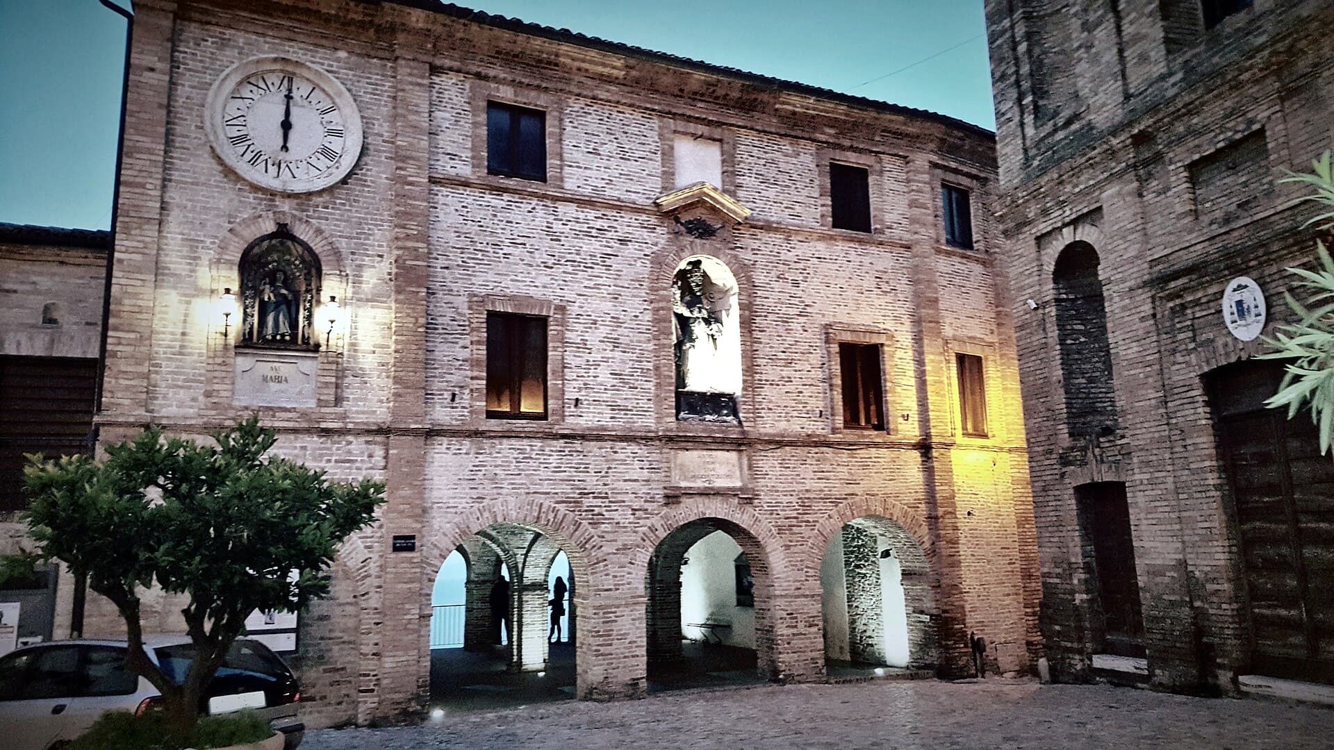 Piazza Peretti, nel borgo antico di Grottammare Alta