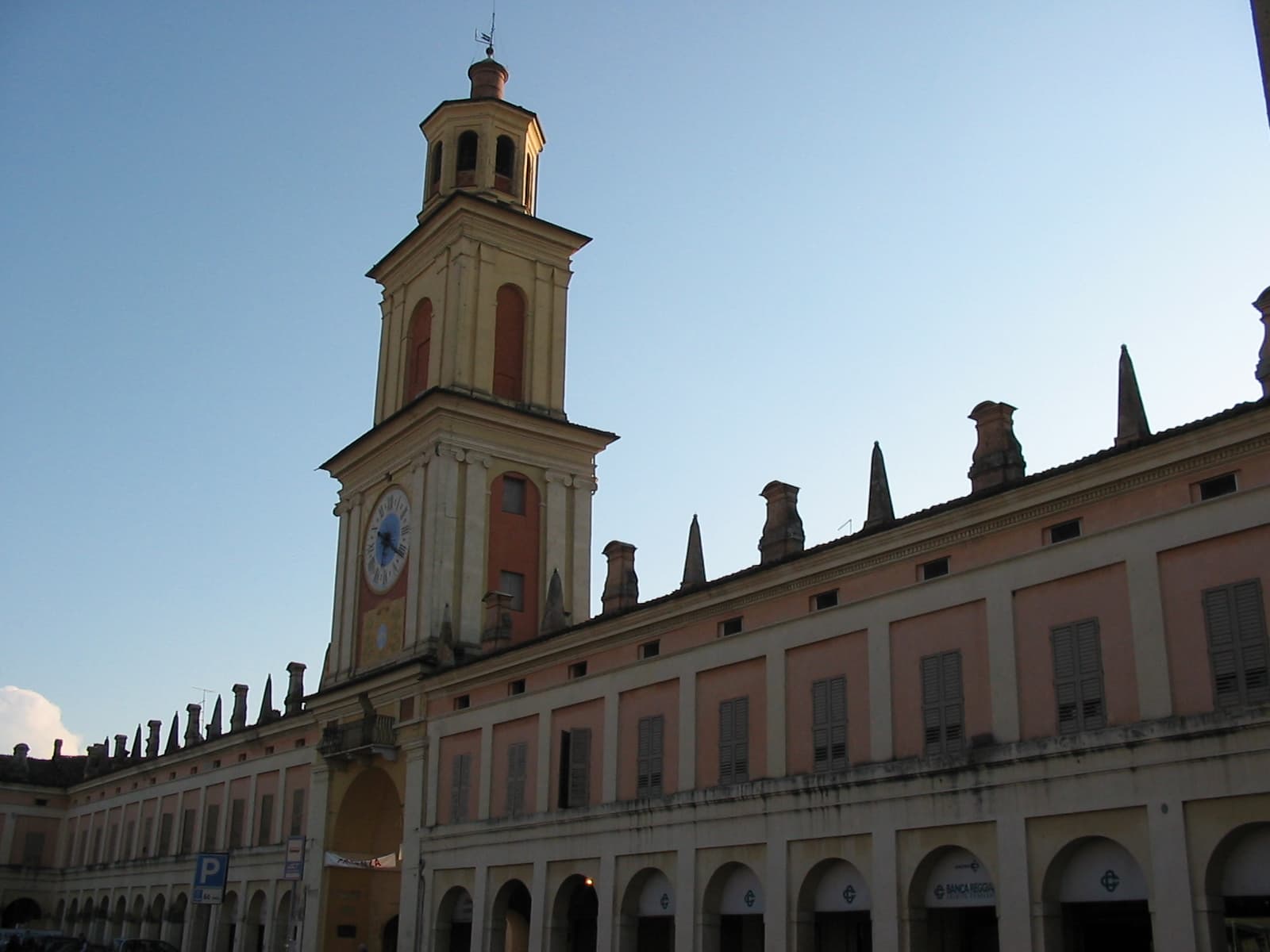 La monumentale Piazza Bentivoglio di Gualtieri