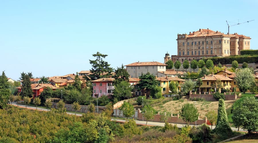 Il castello di Guarene sopra il borgo, nel Roero