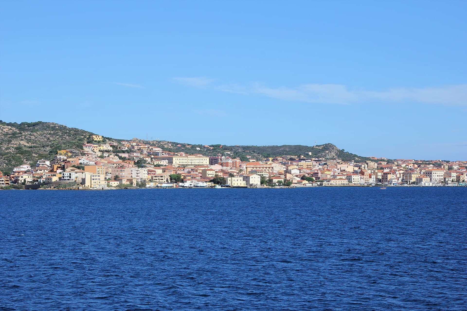 Il borgo di La Maddalena affacciato sul mare, nel suo arcipelago