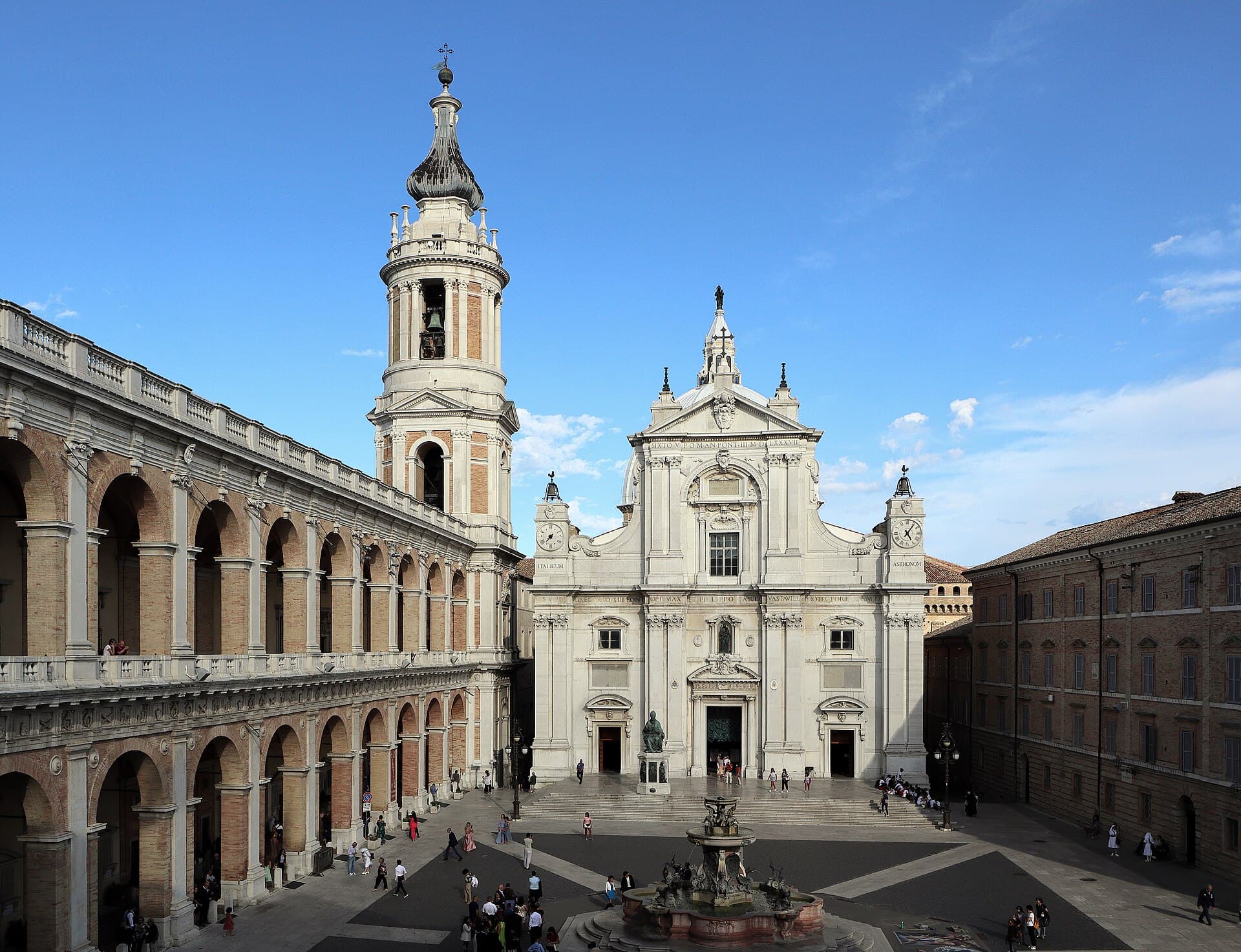 La Basilica della Santa Casa e la Piazza della Madonna a Loreto