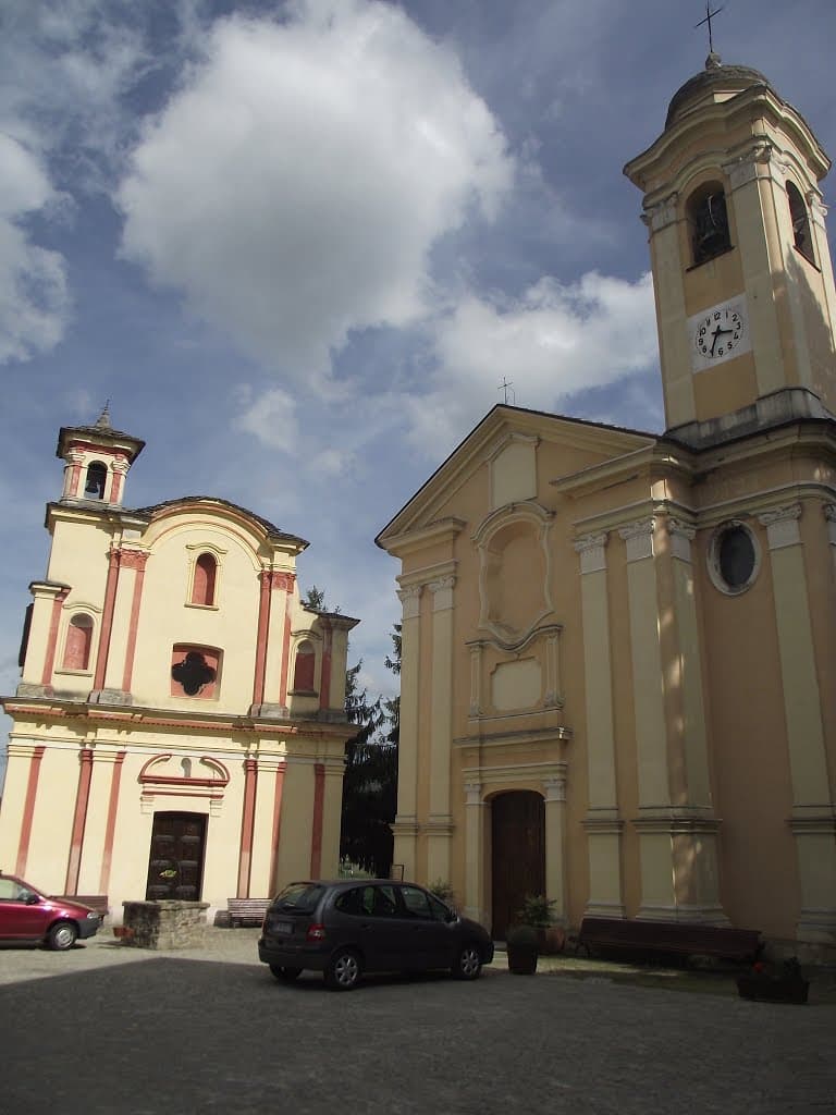 La piazza di Mombaldone, piccolo borgo fortificato della Langa Astigiana