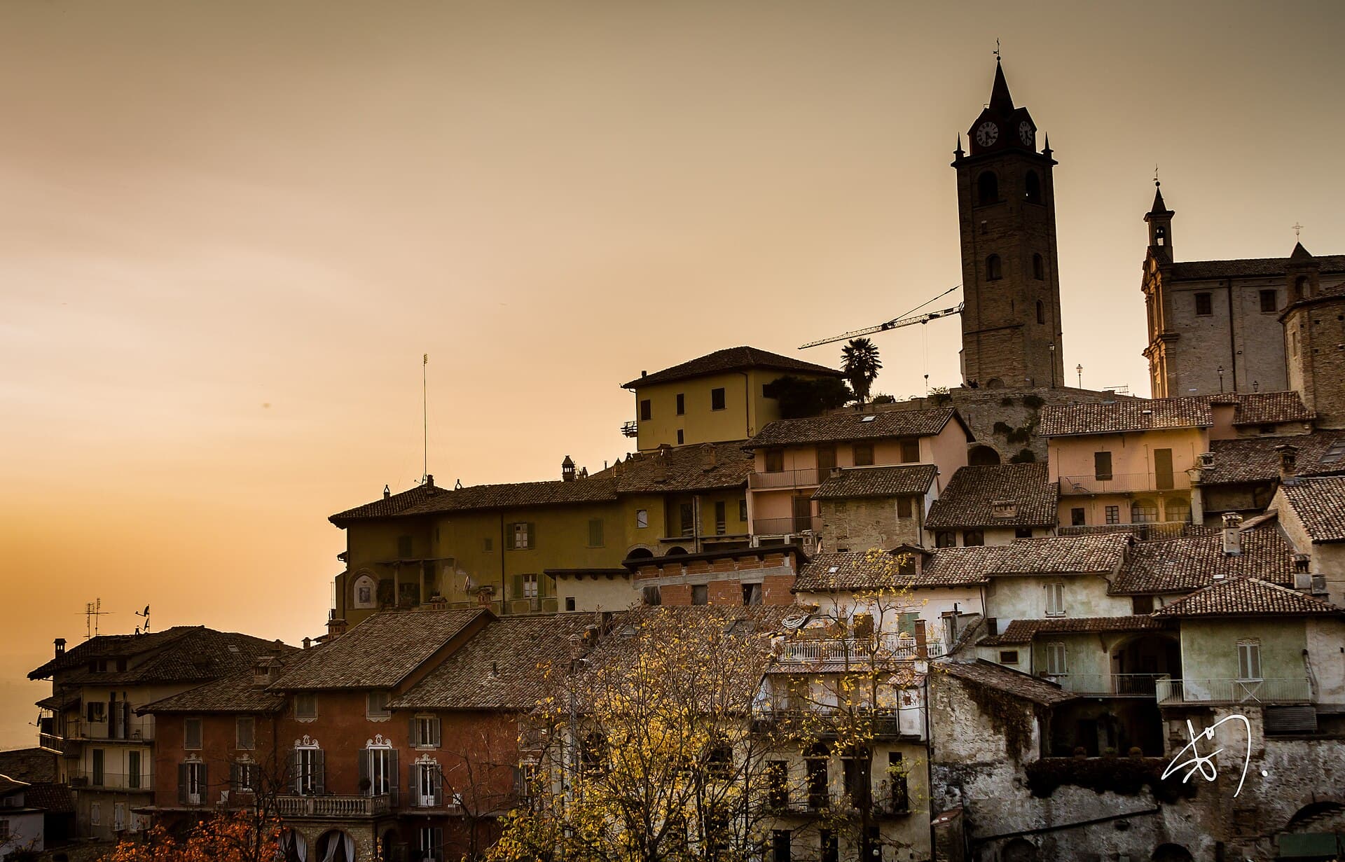 Monforte d'Alba al crepuscolo, borgo a cascata tra i vigneti del Barolo