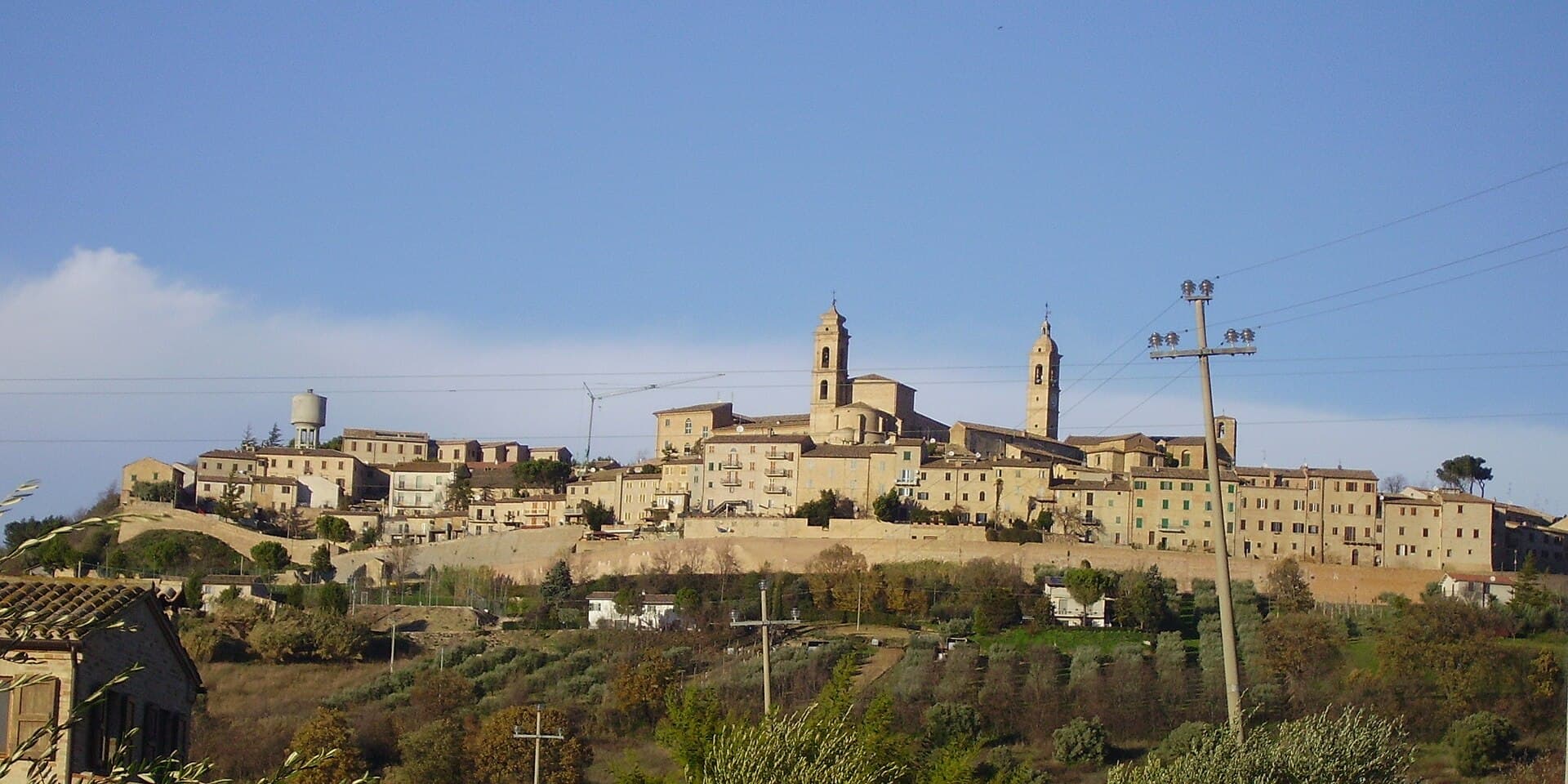 Il borgo collinare di Montecosaro con le sue torri campanarie, nella valle del Chienti