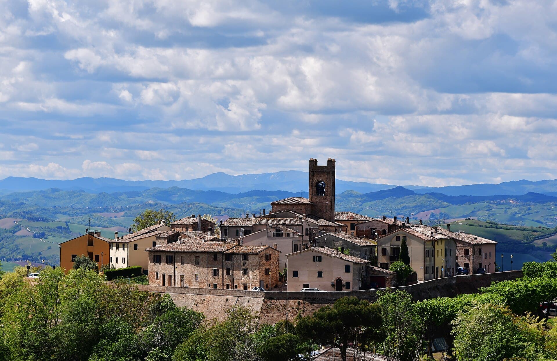 Il borgo-castello di Montefabbri con la torre, nell'entroterra pesarese