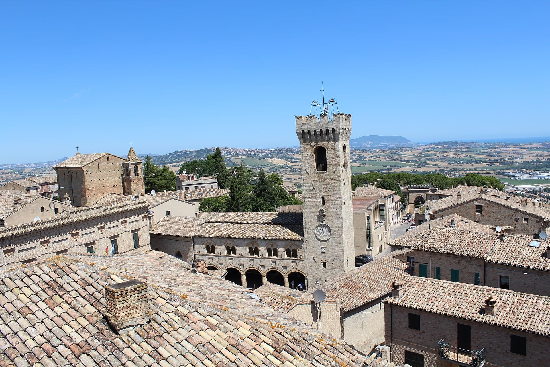 La torre civica e il Palazzetto del Podesta' di Montelupone
