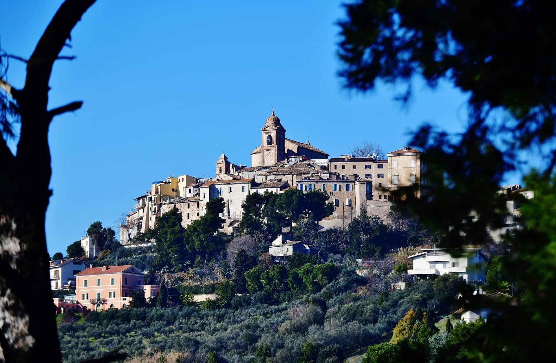 Il borgo collinare di Monteprandone, nel Piceno
