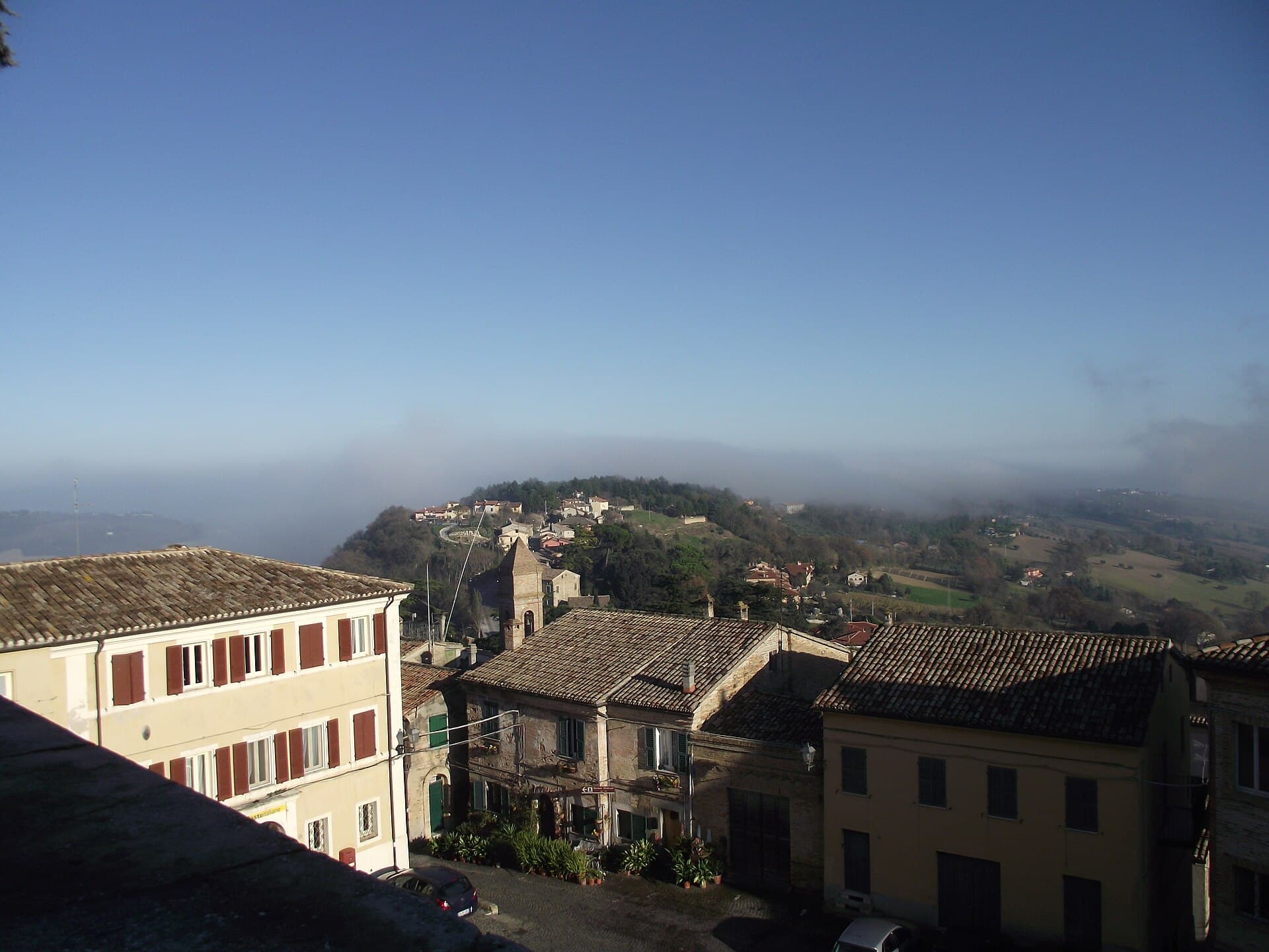 Il borgo di Offagna con le colline anconetane