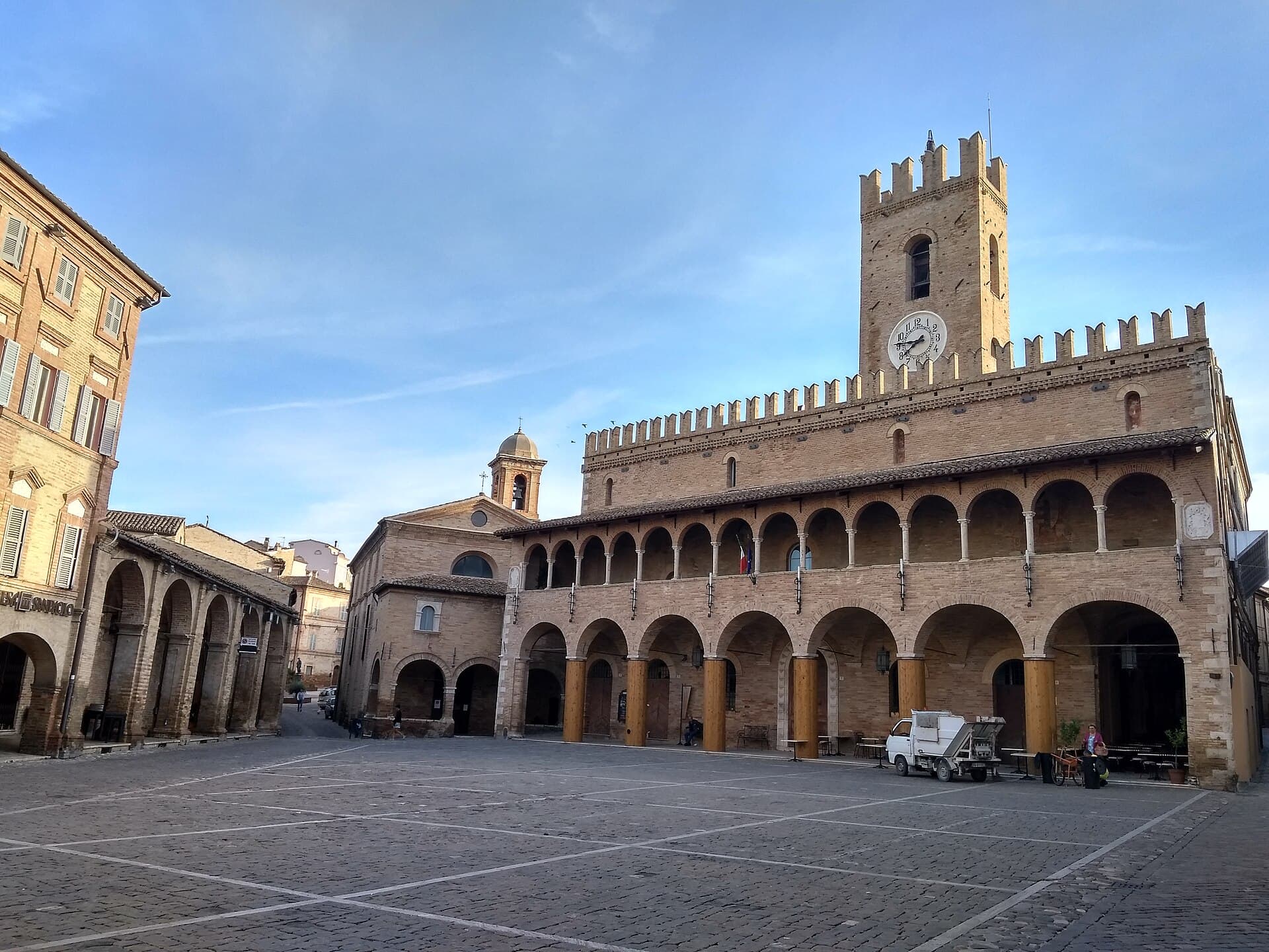 Piazza del Popolo a Offida, borgo del merletto a tombolo nelle Marche